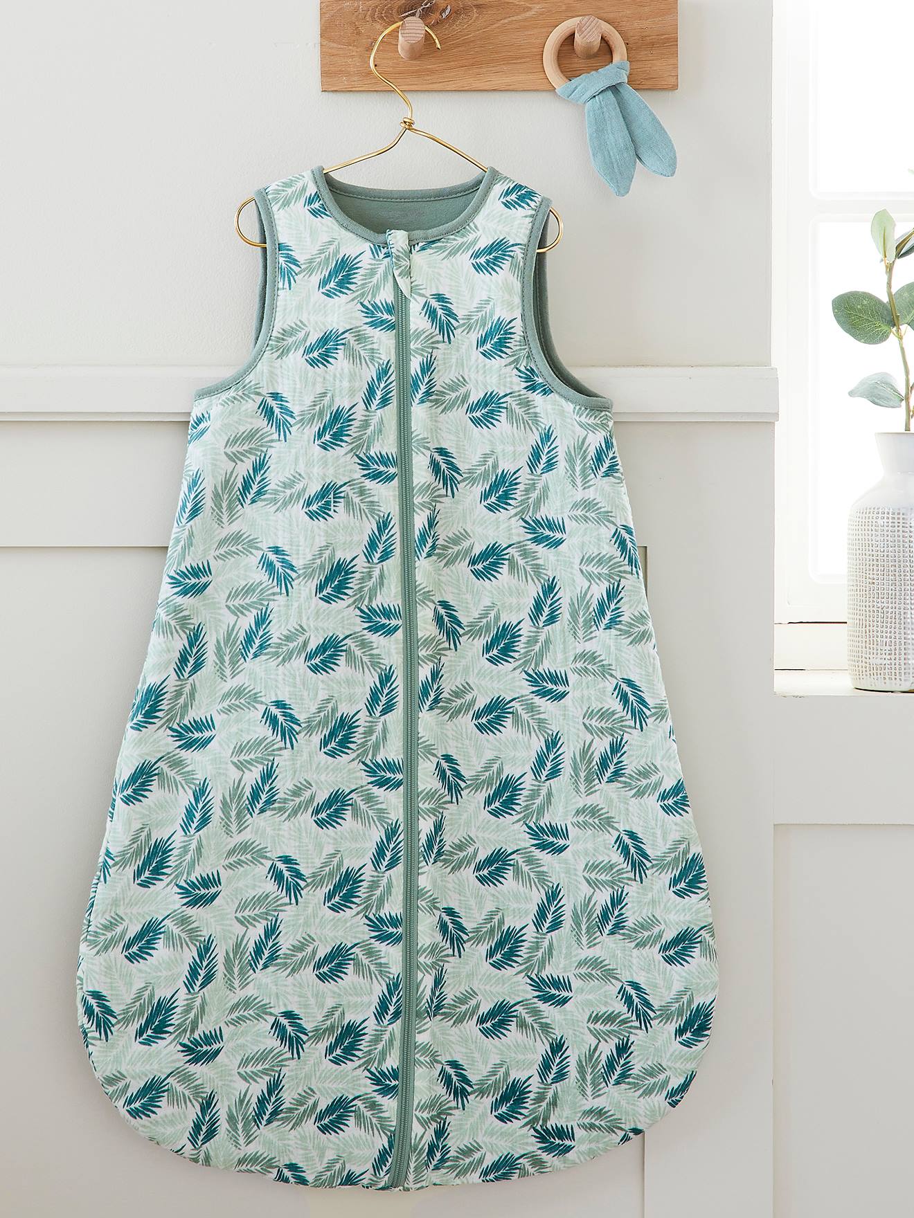 Cardigã sem mangas, perfeito para o verão. Estampa tropical verde de tamanho médio.