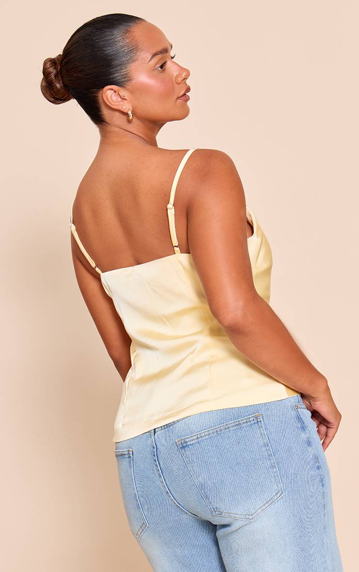 Pale Yellow Top Shape En Satin À Col Bénitier Avec Empiècements En Mousseline