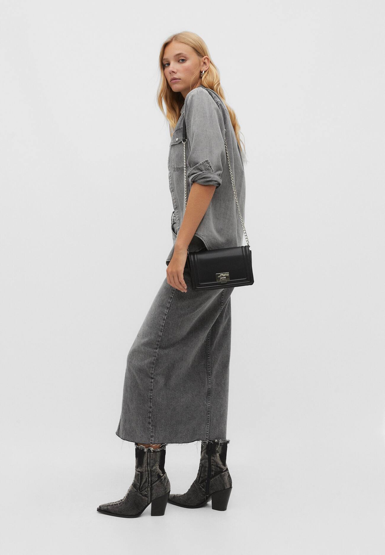 Bolsa transversal com detalhes em metal.