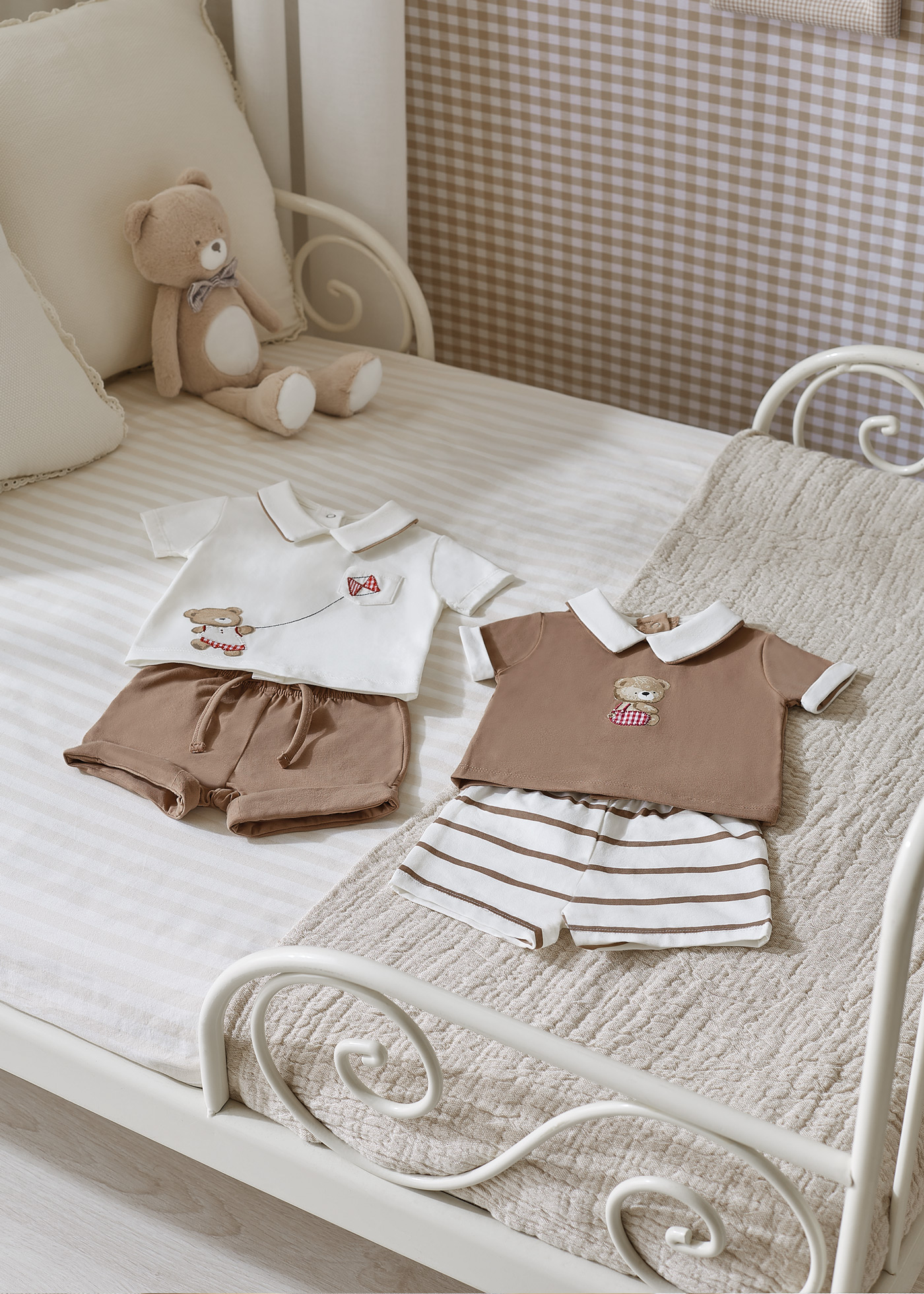 Conjunto de 4 peças em algodão sustentável para recém-nascidos.