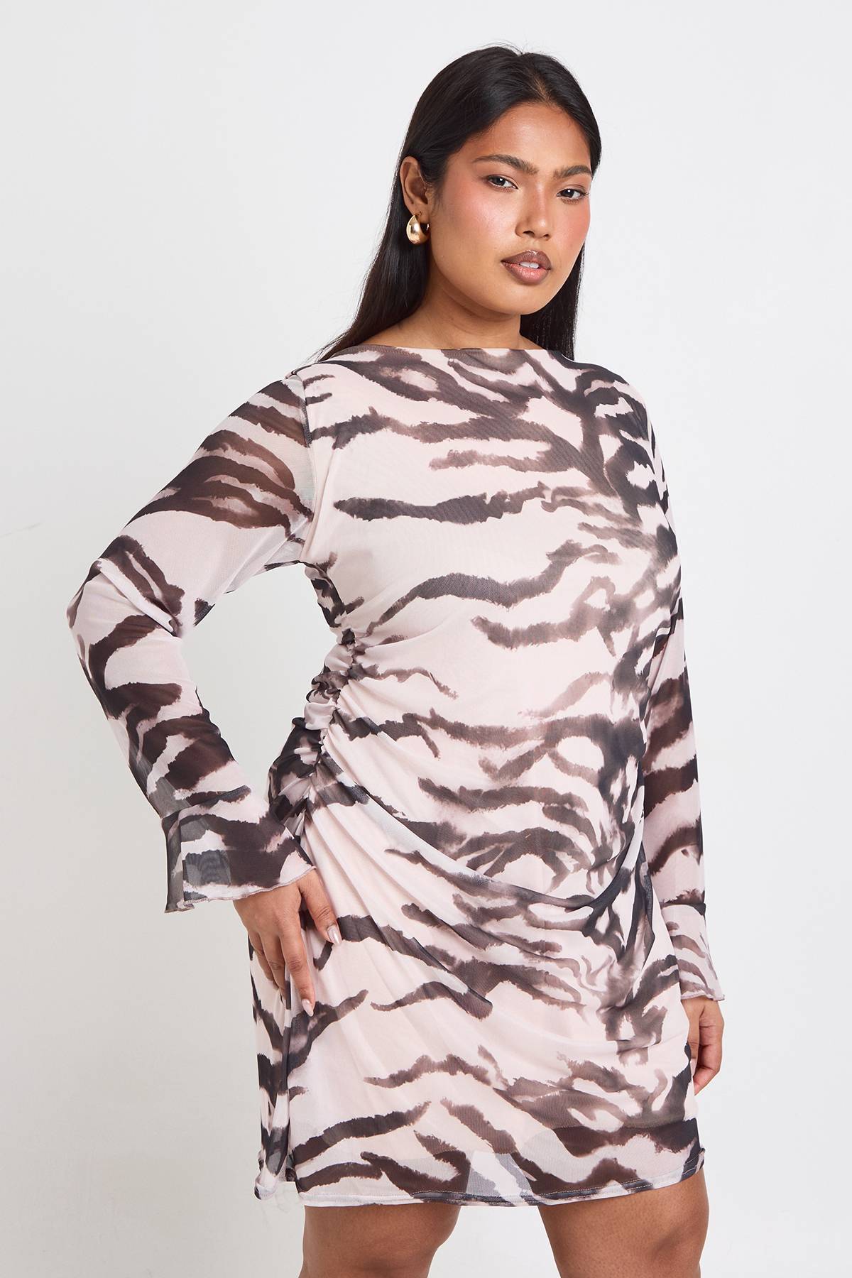 boohoo Robe Courte Droite Froncée À Imprimé Zèbre Grande Taille