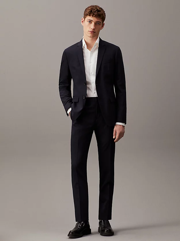 Blazer de abotoamento simples em lã elástica com modelagem slim.