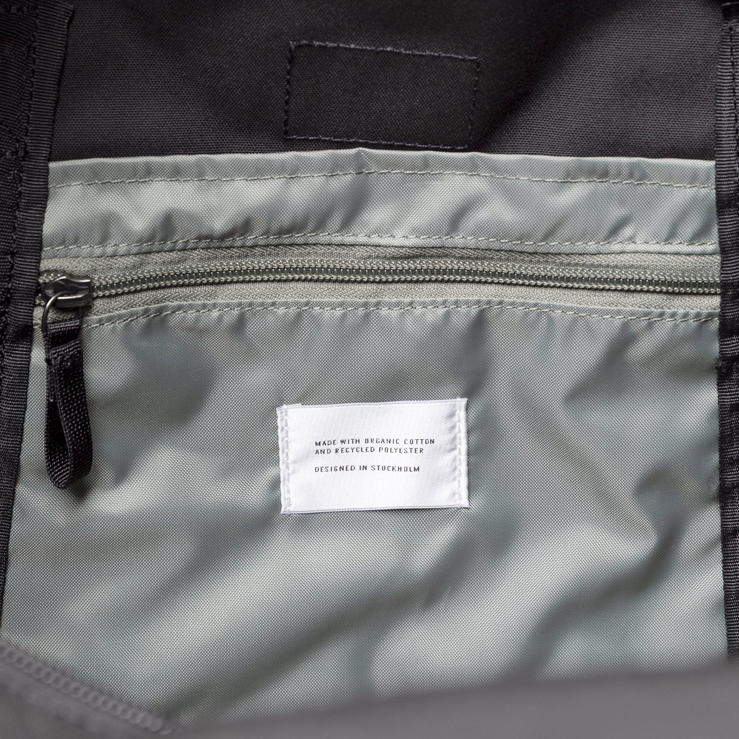Sandqvist Sture black with black webbing