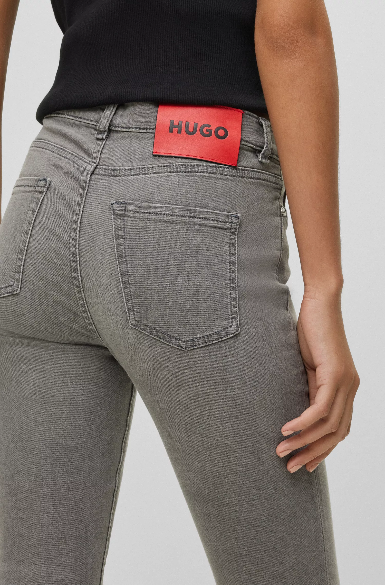 Calça jeans HUGO vermelha, extra slim fit, em denim stretch cinza.