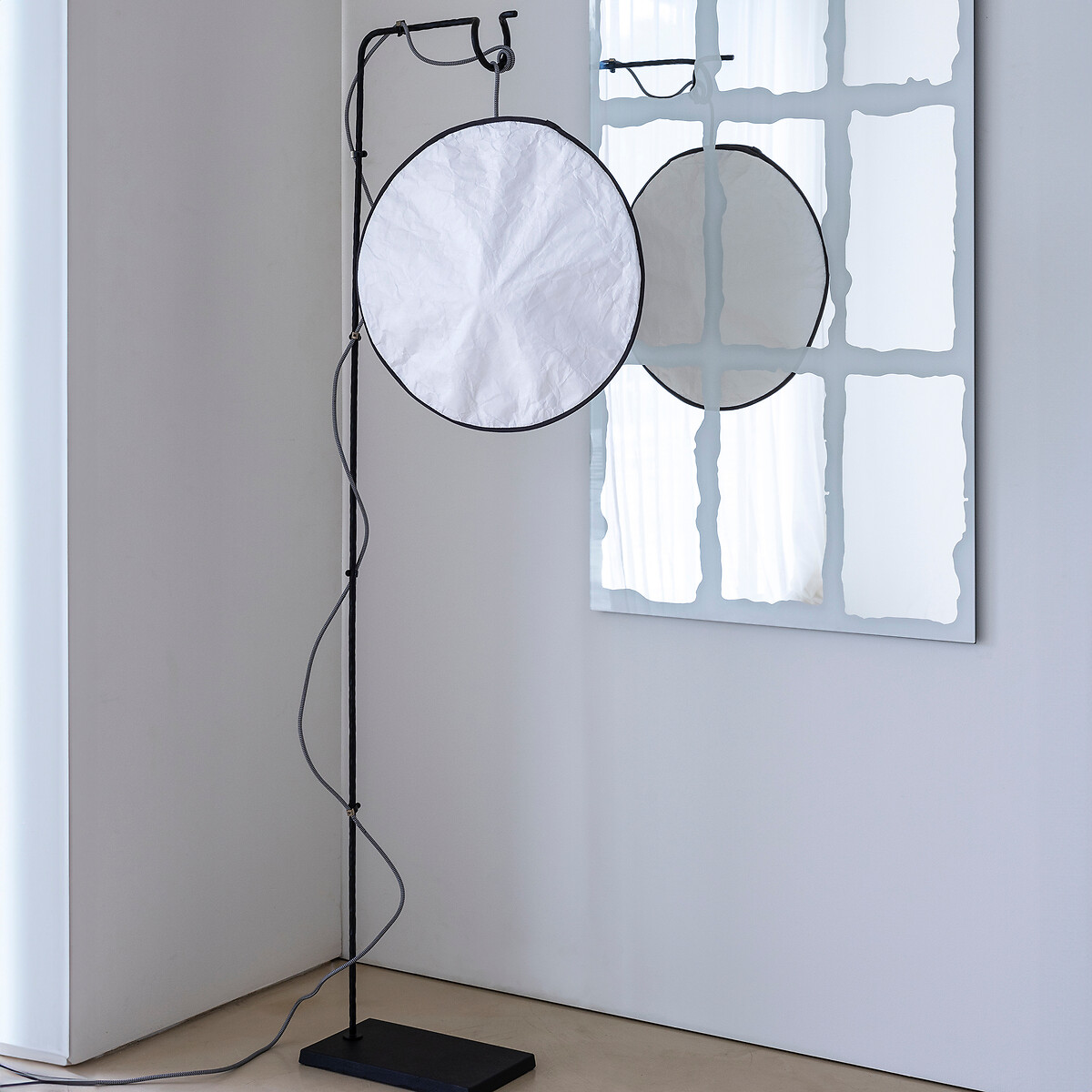 OTTO STUDIO PARA AM.PM<br>Luminária de chão em Tyvek®, base metálica, Moon