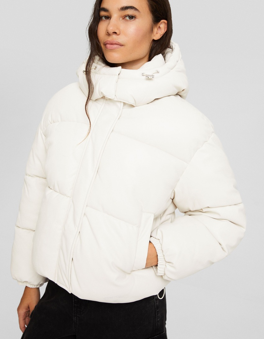 Jaqueta puffer com efeito de couro e capuz.