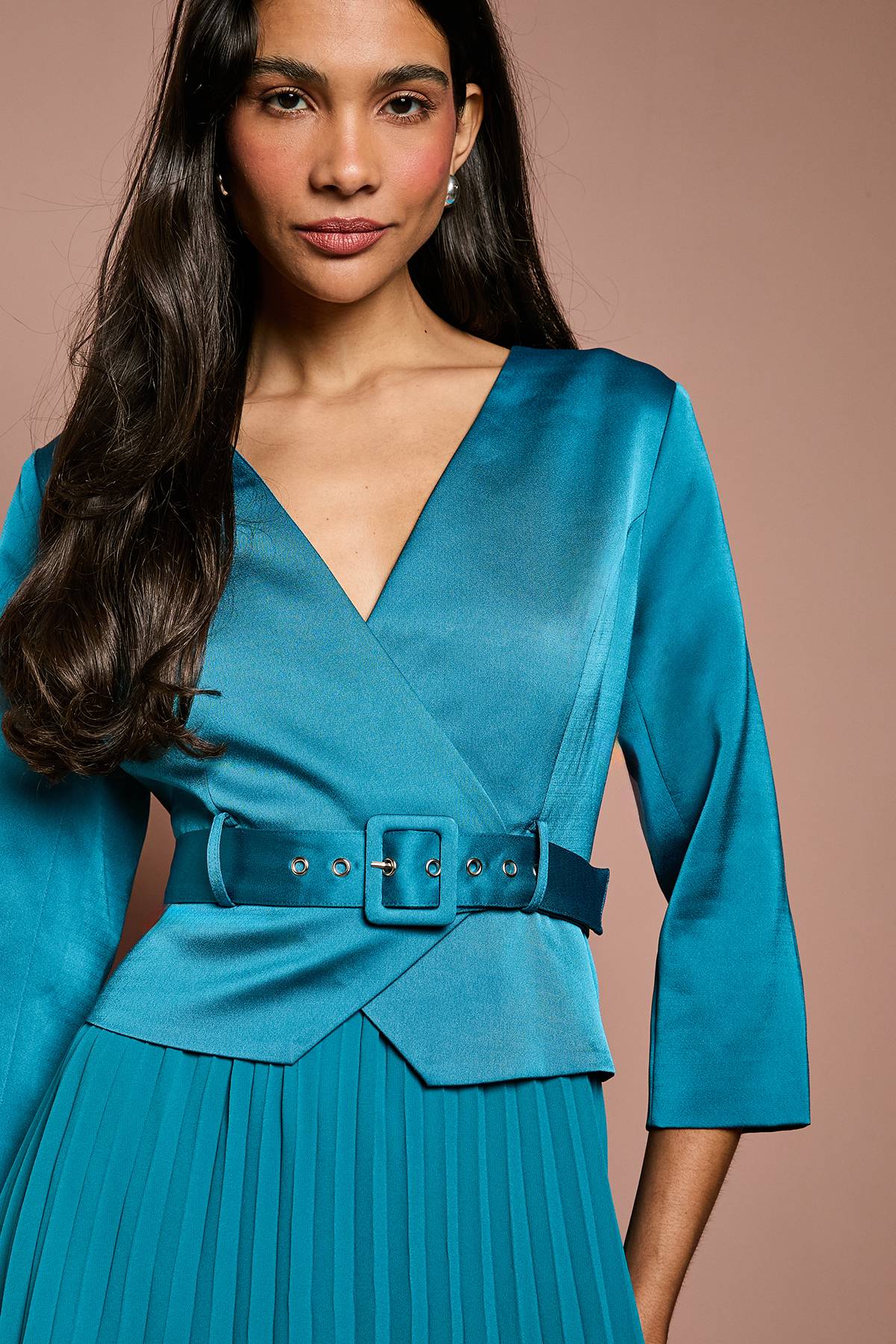 Coast Robe Midi Ceinturée d'Invitée de Mariage à Corsage Satiné, Manches ¾ et Jupe Plissée