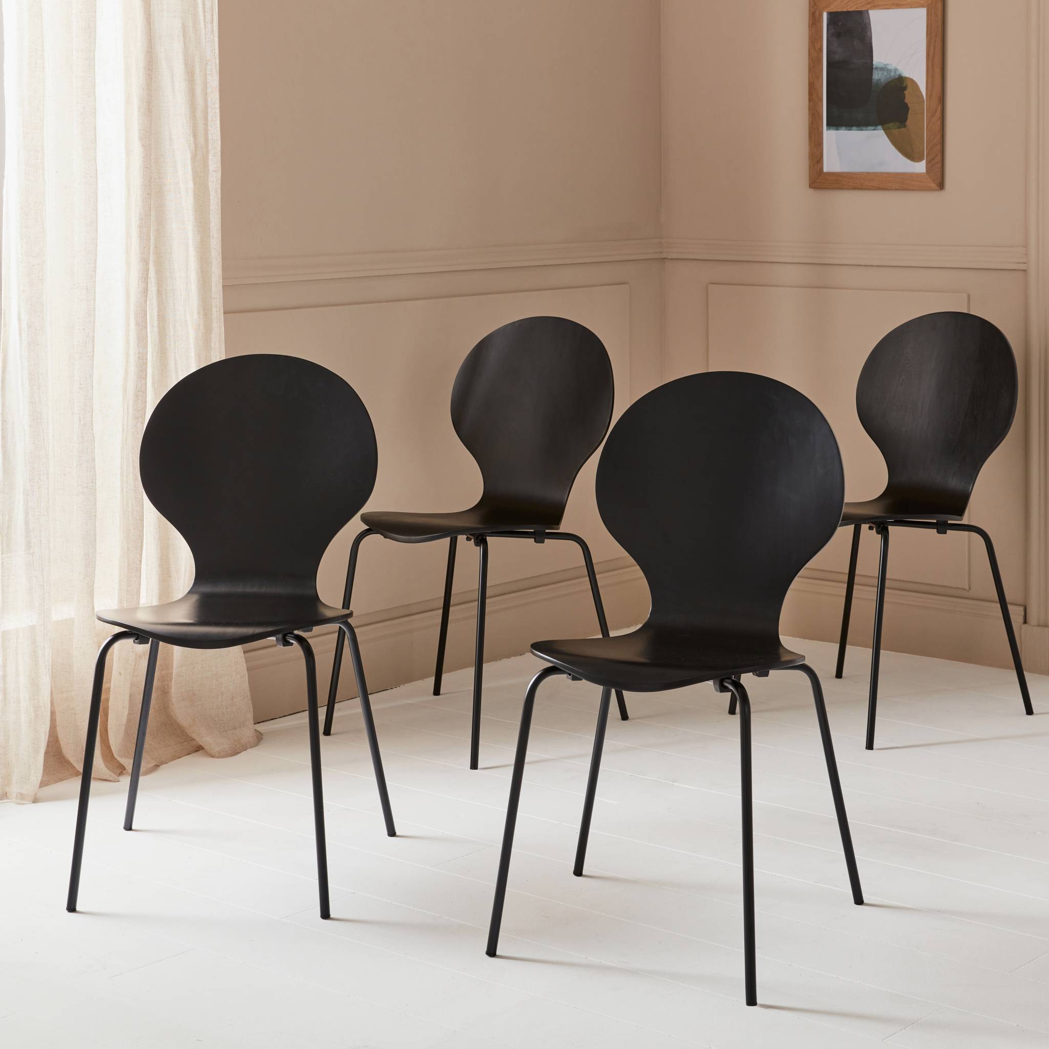 Lot de 4 chaises noires rétro empilables. Bois d'hévéa et contreplaqué. Pieds en acier. Naomi. L 43 x p 48 x h 87cm