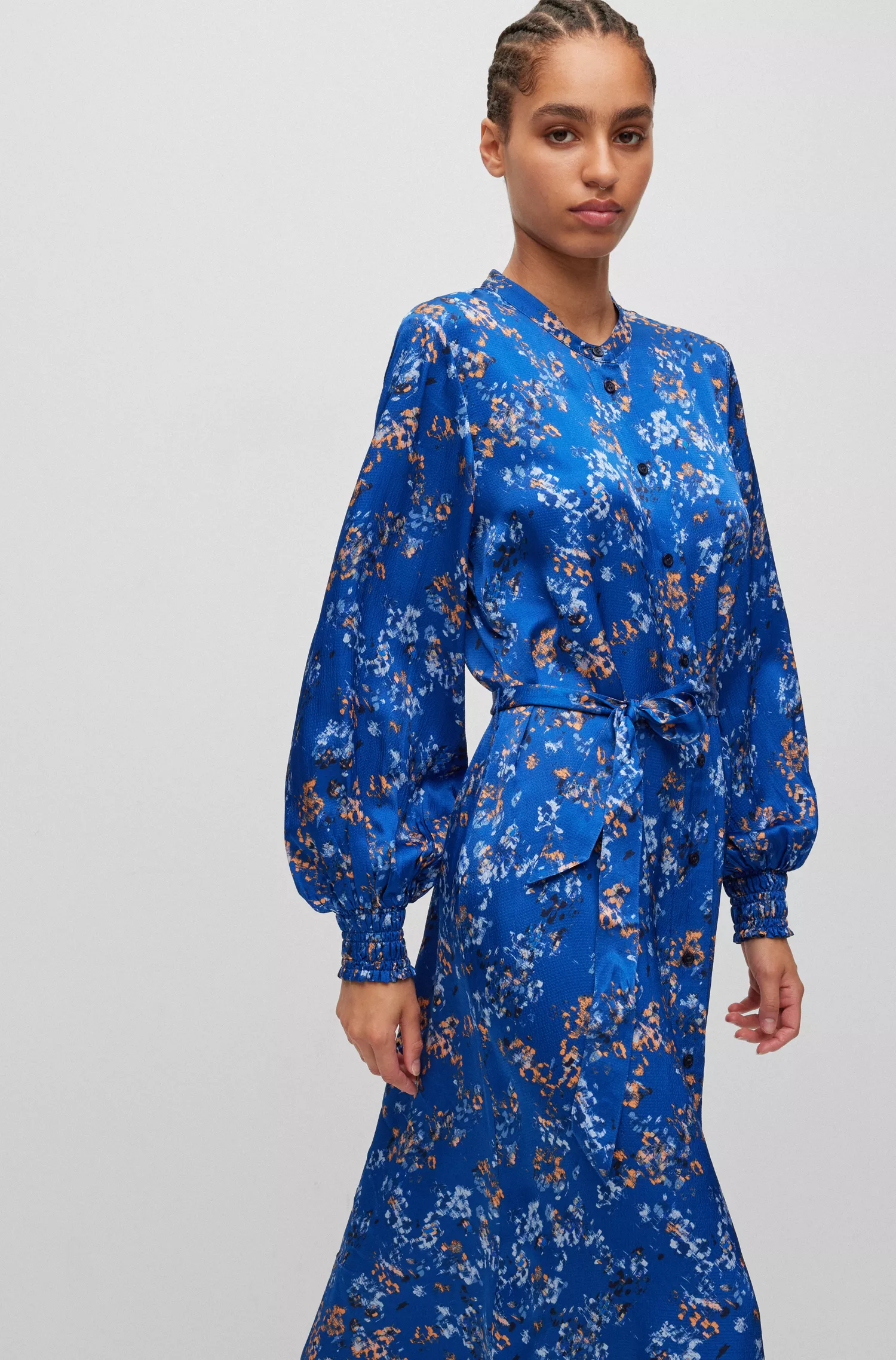 Vestido camisa preto BOSS com modelagem relaxada e estampa floral.