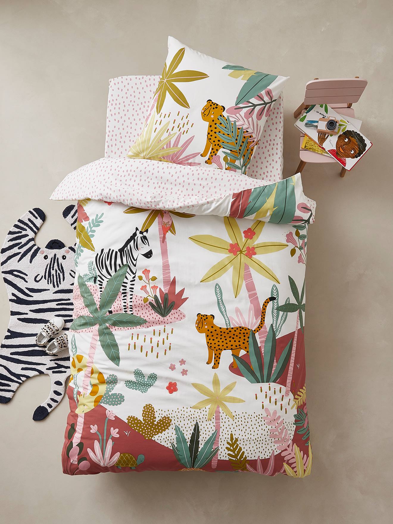 Conjunto infantil Pink Jugle com capa de edredom e fronha, branco claro liso com estampas.