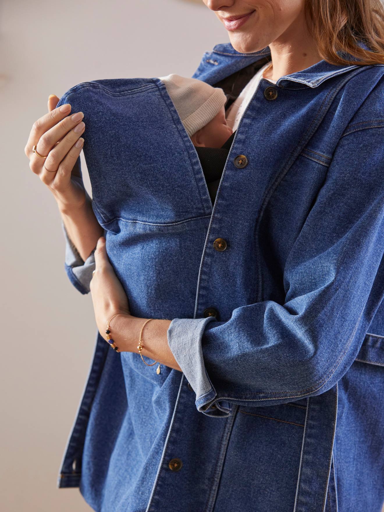 Jaqueta jeans lisa azul-escura, adequada para gestantes e para o período pós-parto.