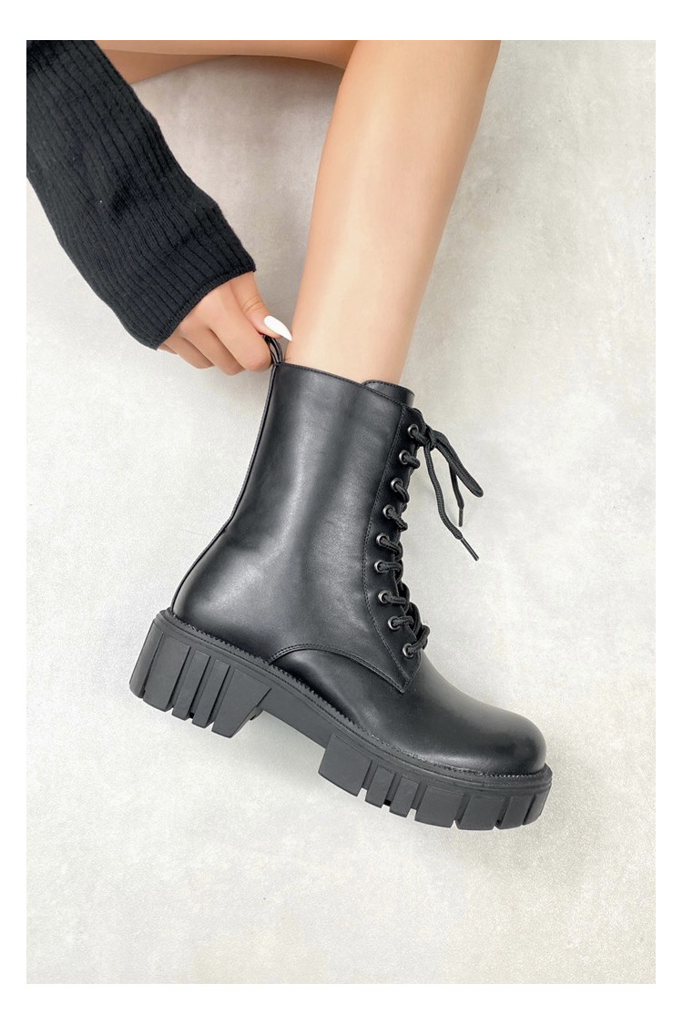 Bottines noires à lacets