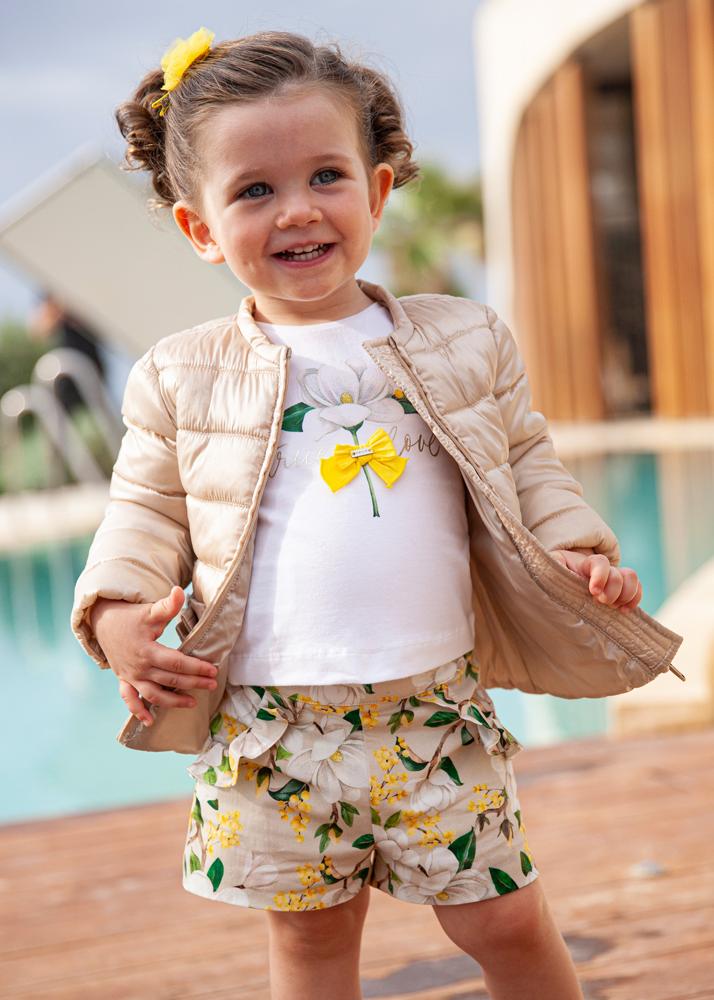 Conjunto de duas peças com shorts de cetim de algodão para bebê