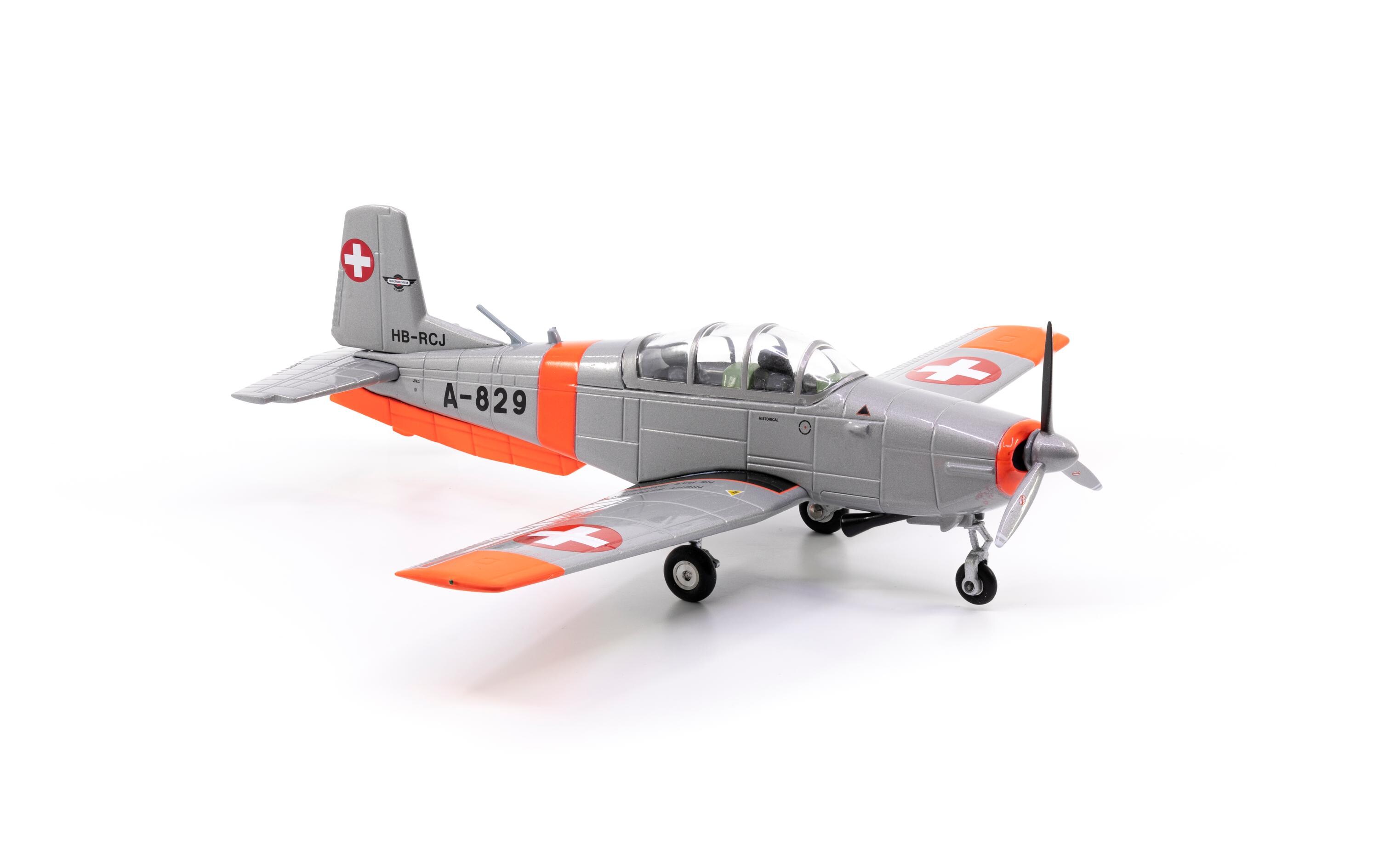 Pilatus P-3 A-829 inkl. Chromständer 1:72Flugzeugmodell Pilatus P-3 mit Chromständer