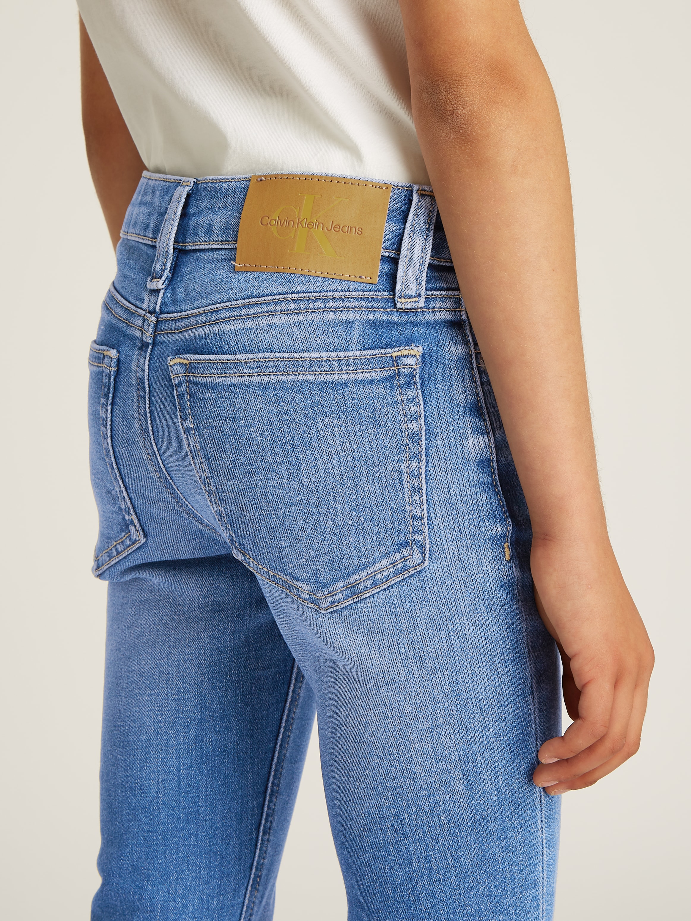 Calvin Klein Jeans Skinny-fit-Jeans »MR SKINNY ESS WASHED BLUE DENIM« für Kinder bis 16 Jahre mit Logopatch