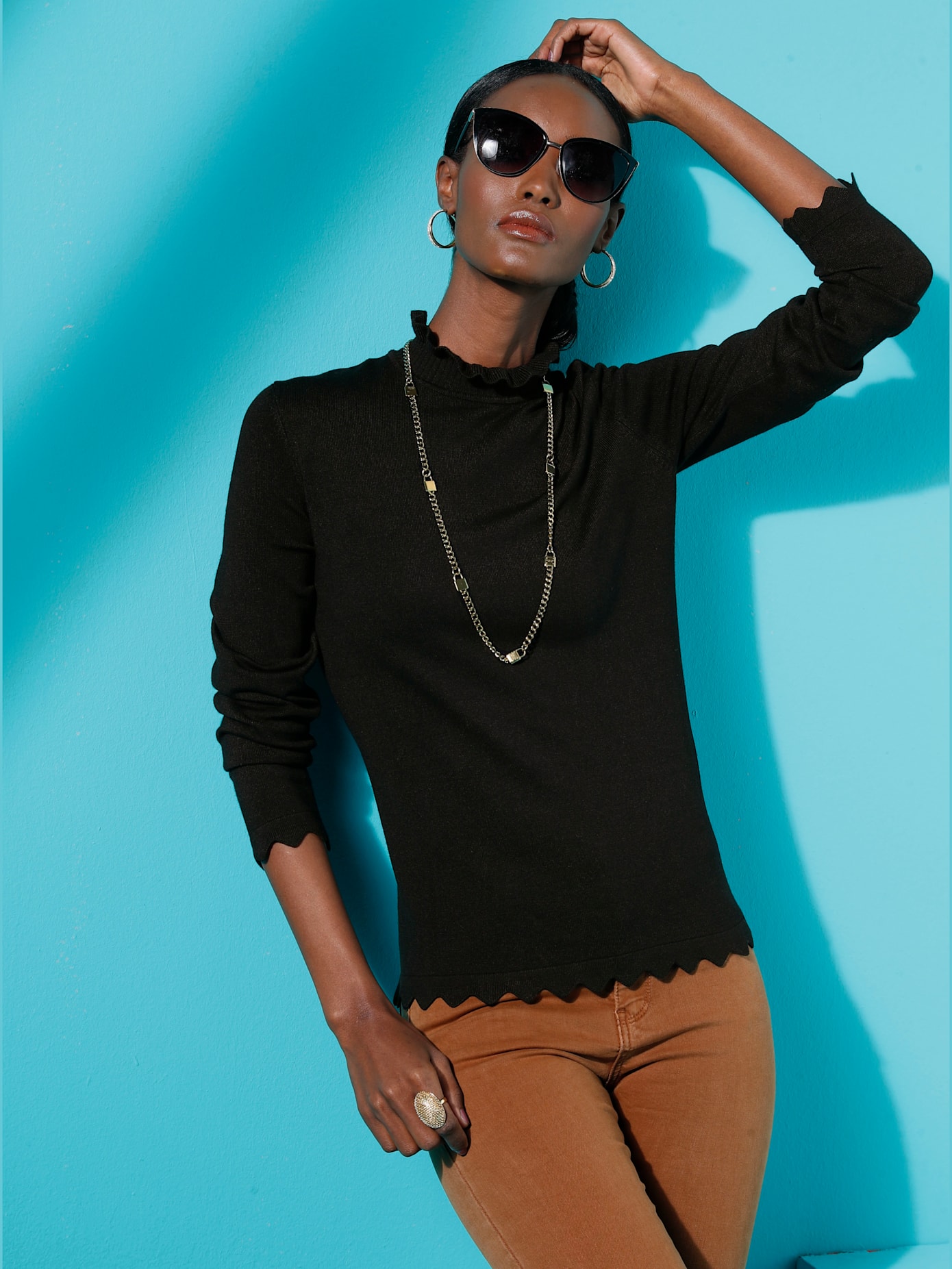 Pull femme en tricot fin col montant avec finitions arrondies