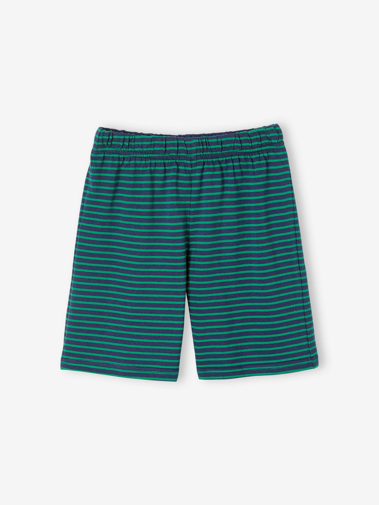 Conjunto de pijama infantil masculino verde pinho com estampa de tubarão surfista e shorts.