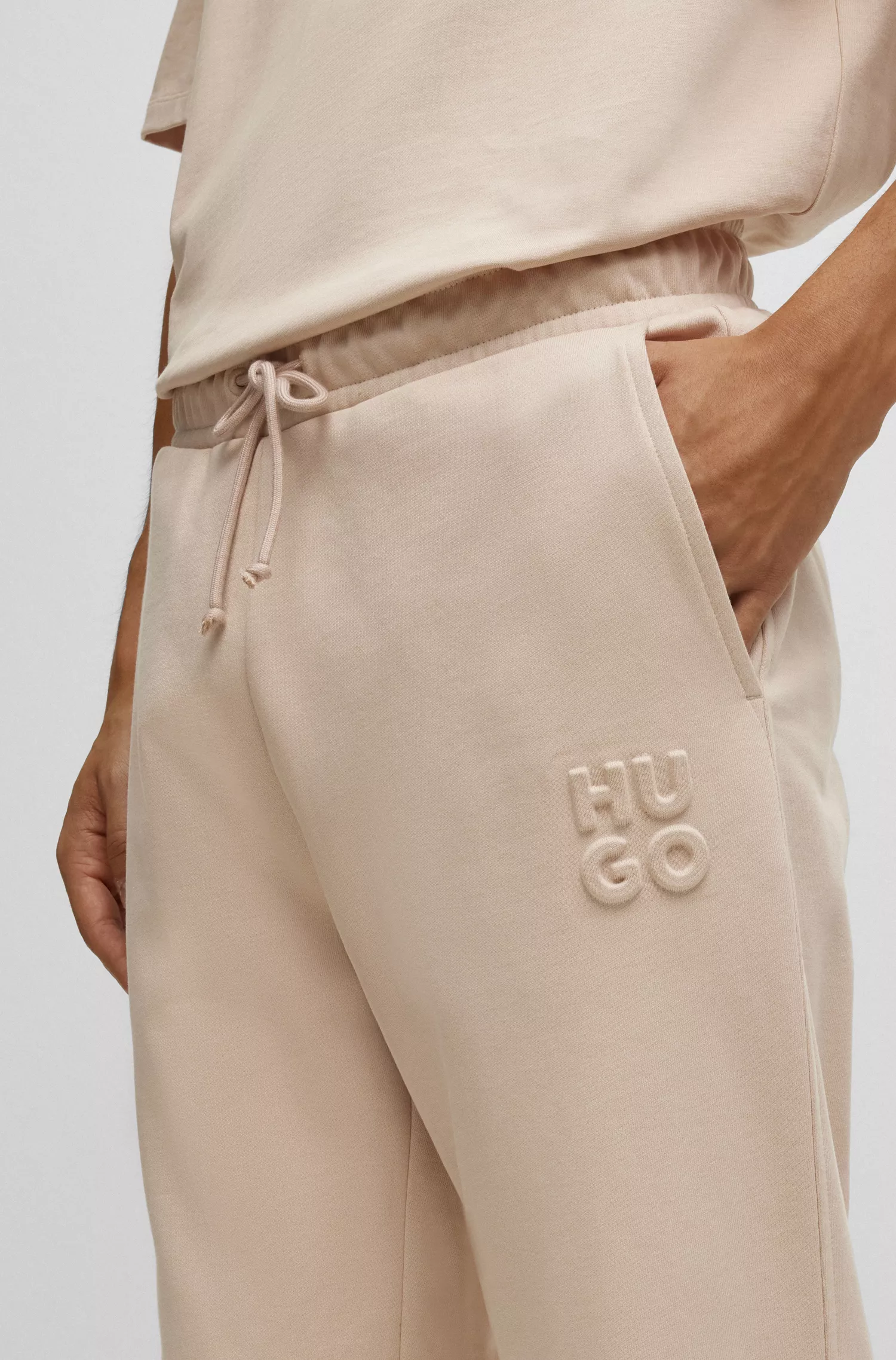 Calça de fato de treino HUGO vermelha, corte descontraído, em algodão felpudo, com logótipo empilhado.