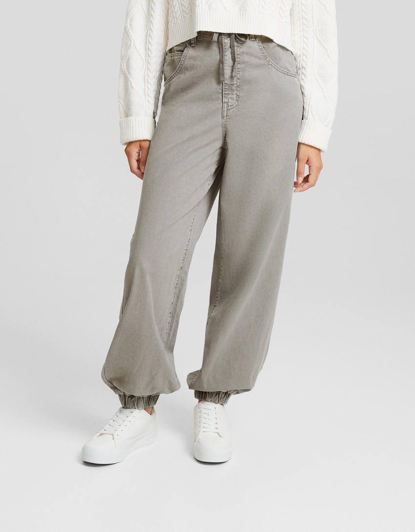 Calça jogger de algodão com cordão.
