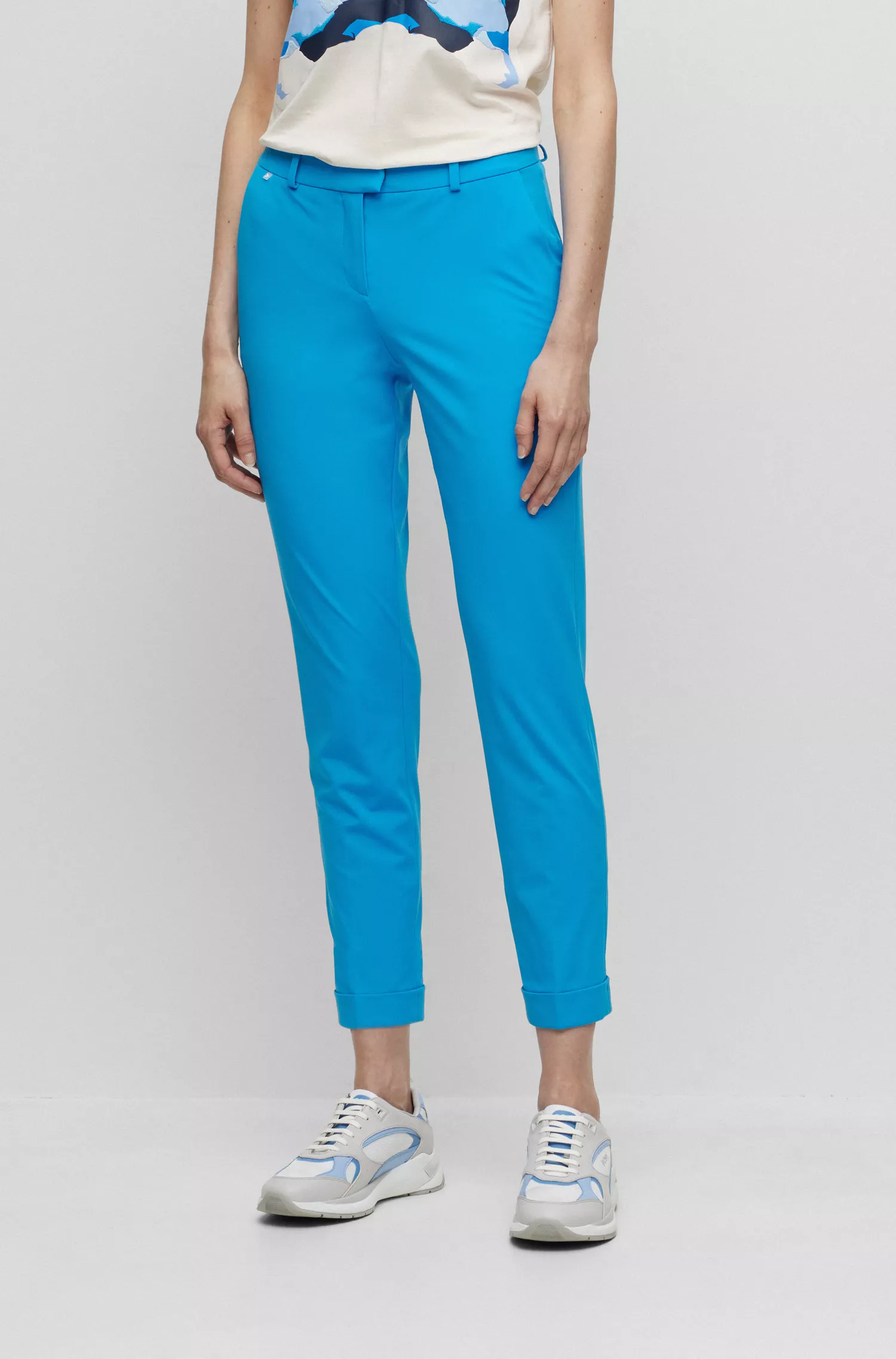Calça cropped BOSS preta, corte slim, em jérsei elástico de alta performance.