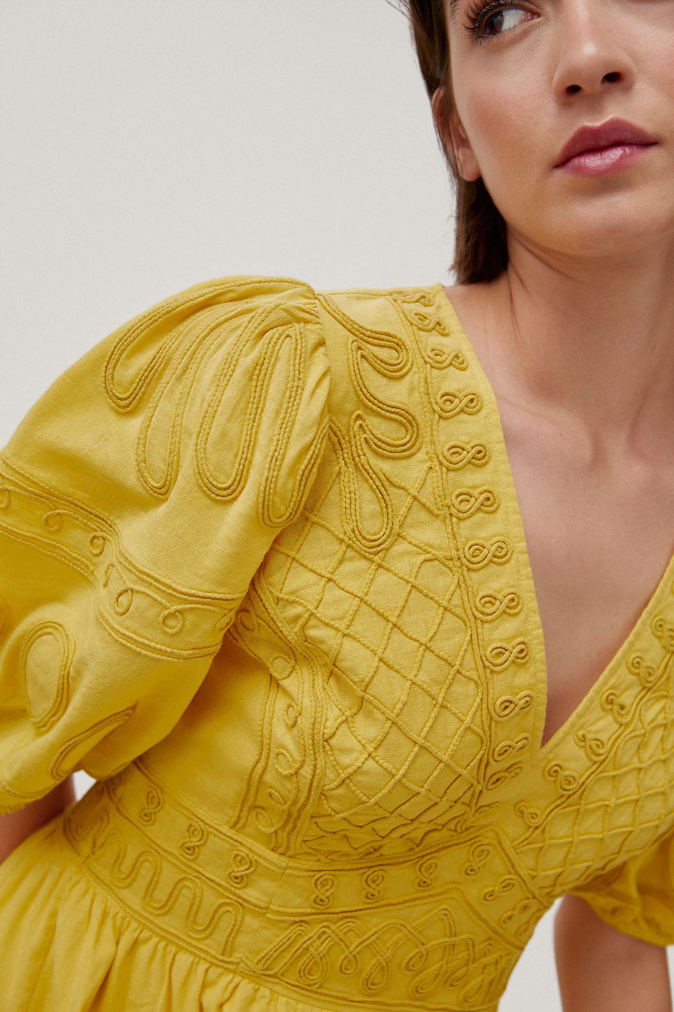Vestido com bordado de fita - Amarelo