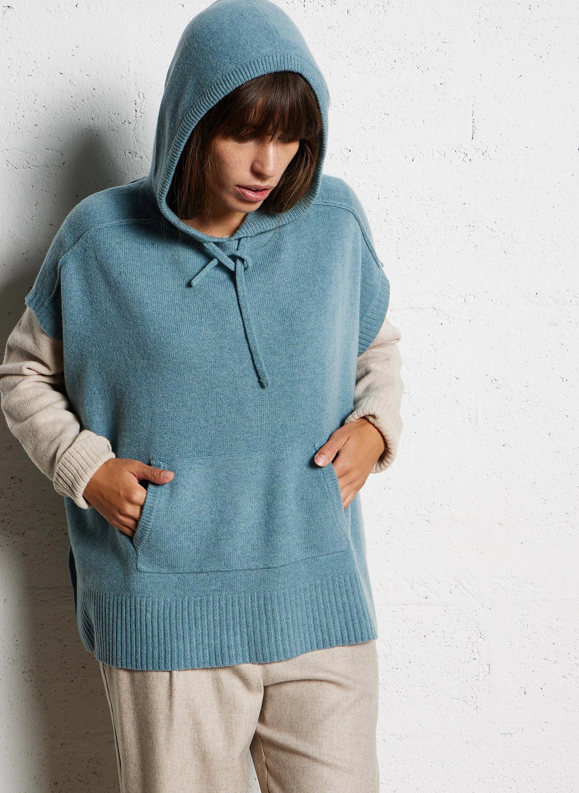 LOUANE - Pull sans manches col à capuche en laine | Bleu