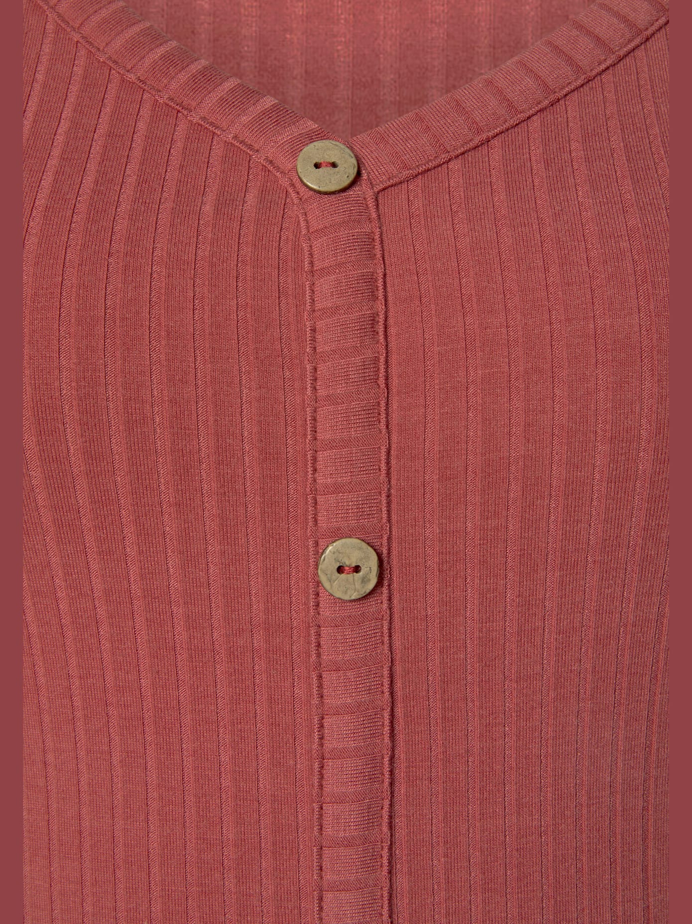 T-shirt à manches courtes encolure en v dégagée