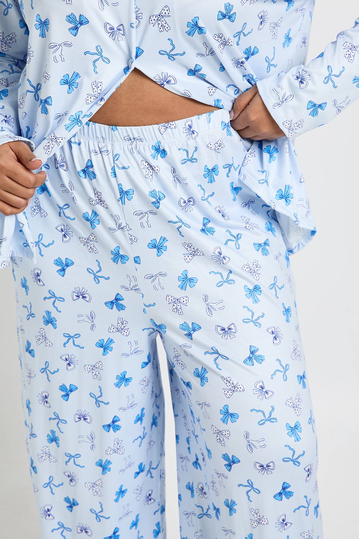 boohoo Ensemble Pyjama Grande Taille Chemise À Manches Longues Et Pantalon Imprimé Pois Et Nœuds