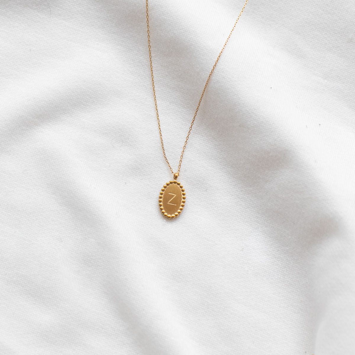Collier médaillon gravé lettre alphabet