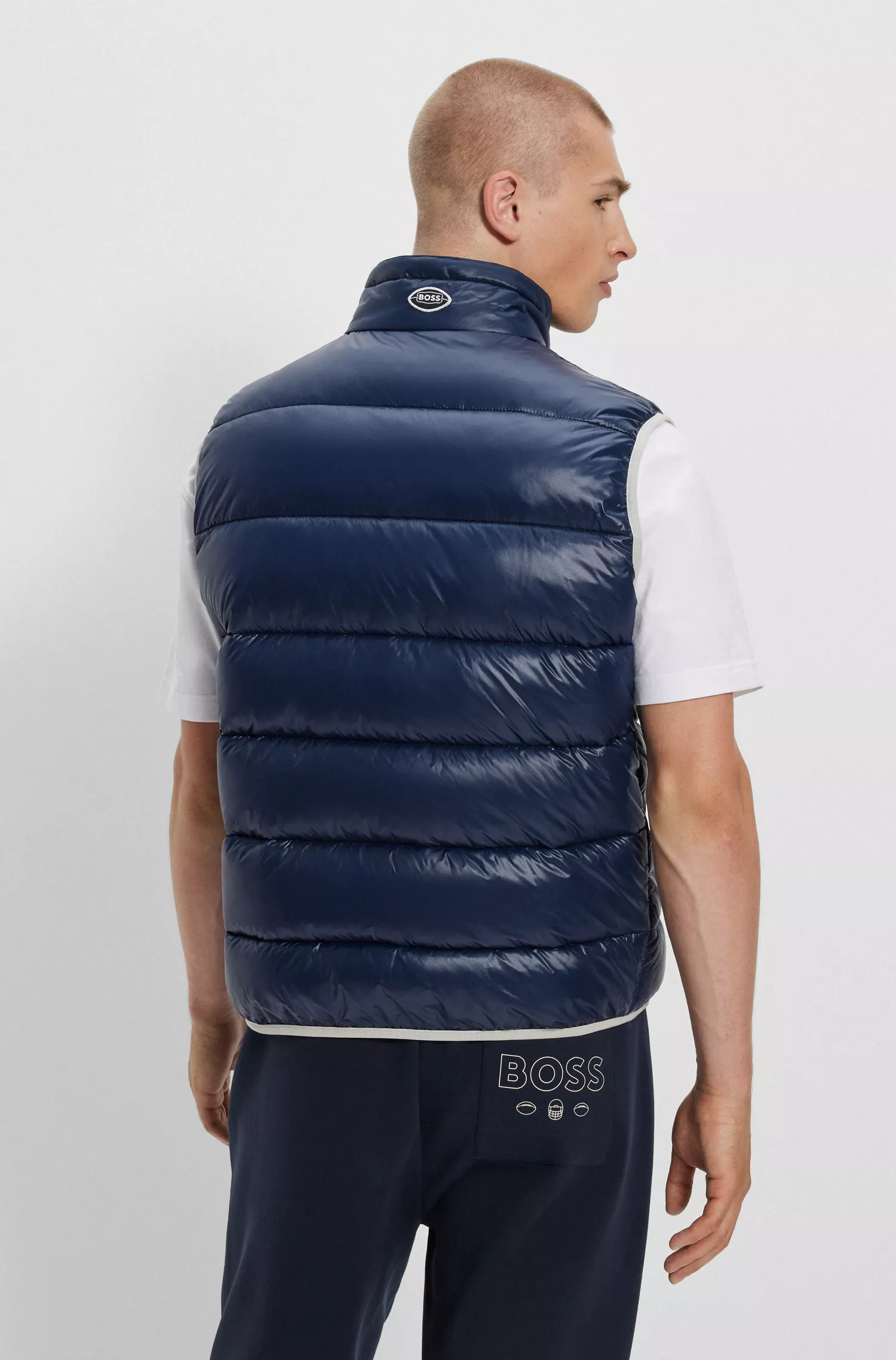 Colete acolchoado impermeável BOSS Orange-BOSS x NFL com estampa da colaboração.