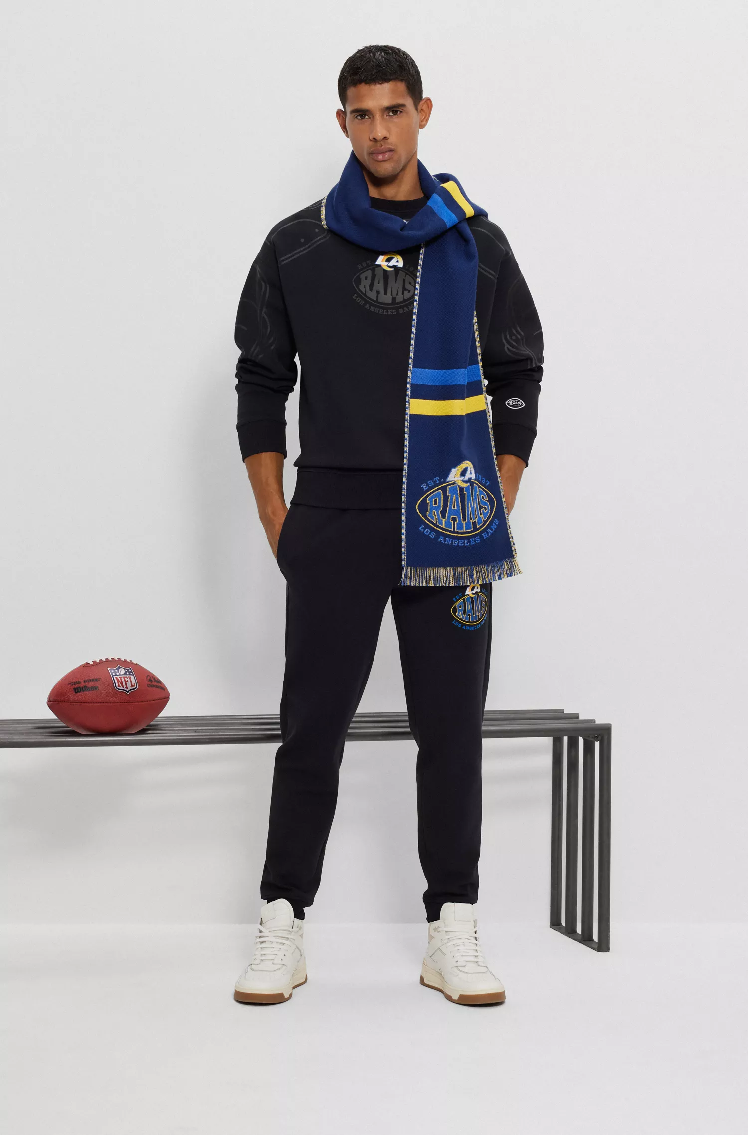 Cachecol BOSS Orange com o logo da BOSS x NFL e a marca do LA Rams.