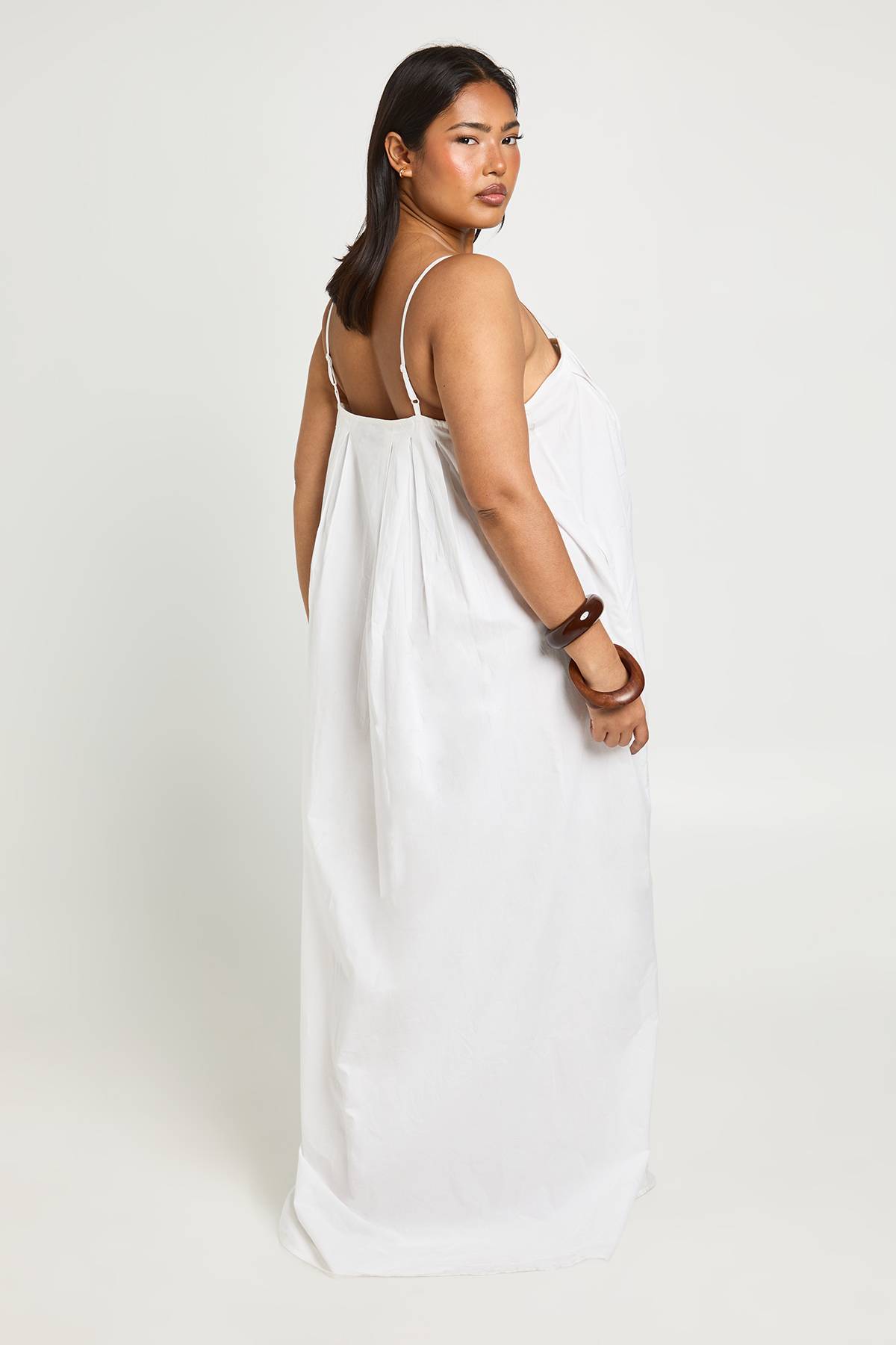 boohoo Robe Maxi Plissée À Volume En Popeline De Coton Grande Taille