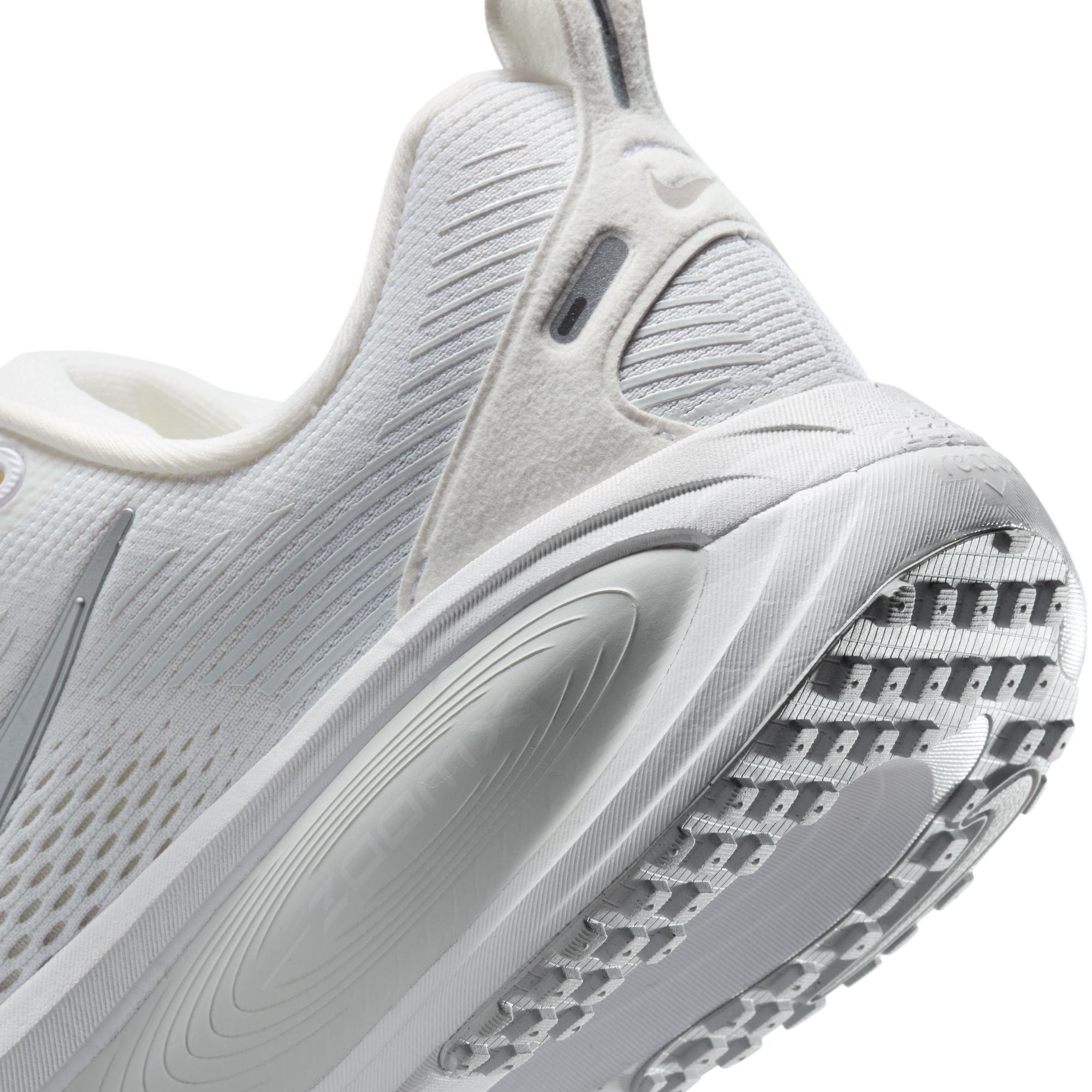 Vomero 18 Dame 104/White/Metallic Silver/Photon Dust