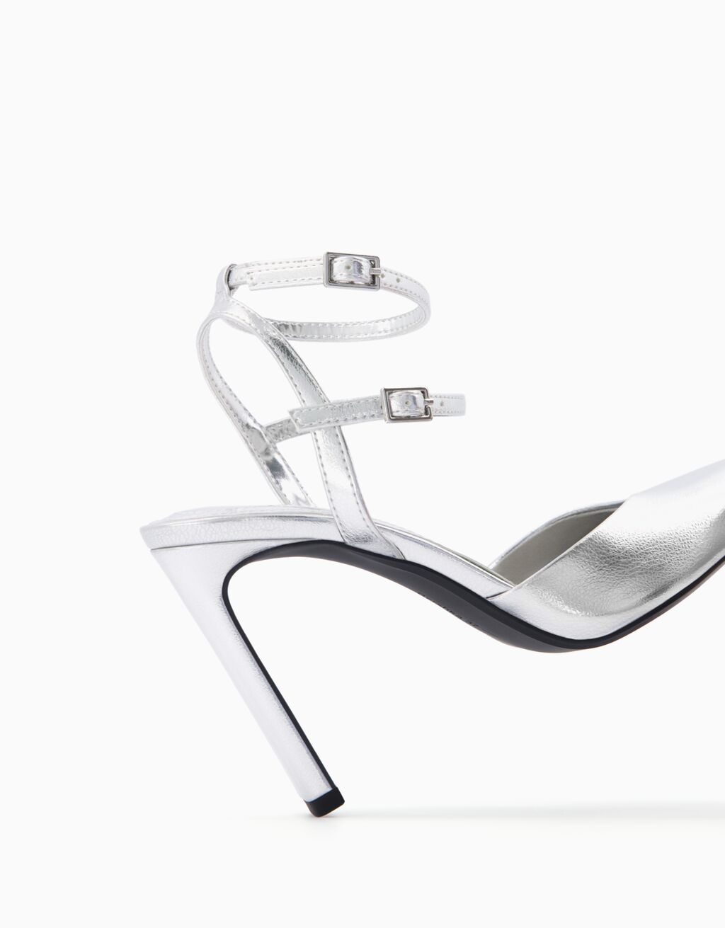 Sapatos de salto alto metalizados com tira no calcanhar