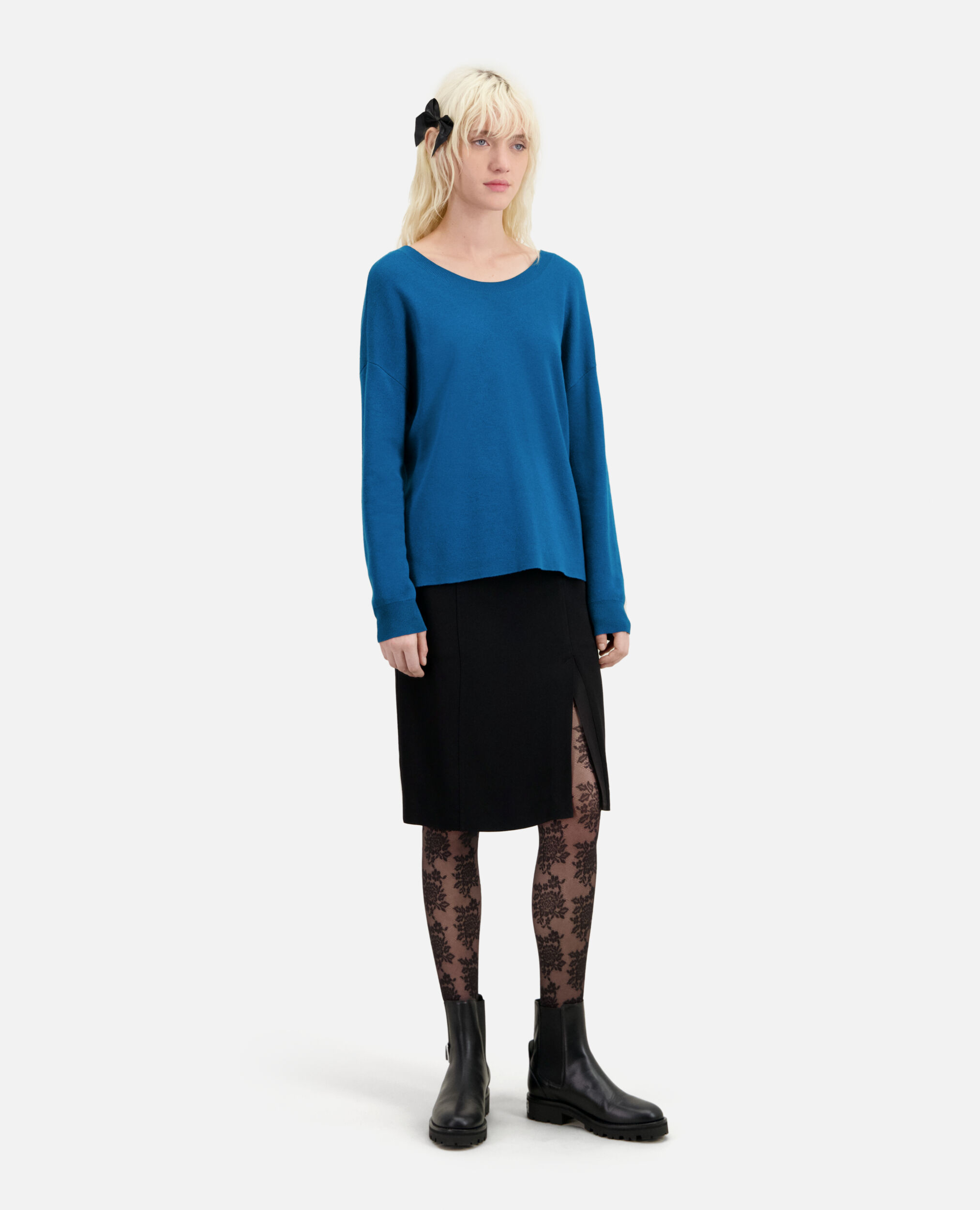Blue sweater with buttoning on the back