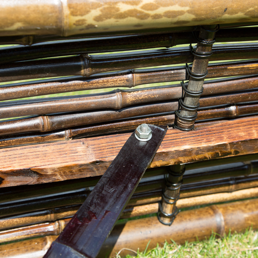 Banc de jardin extérieur foncé