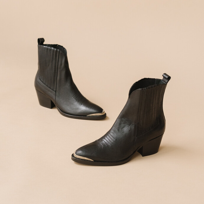 Bottines à talons et fronces  en cuir noir