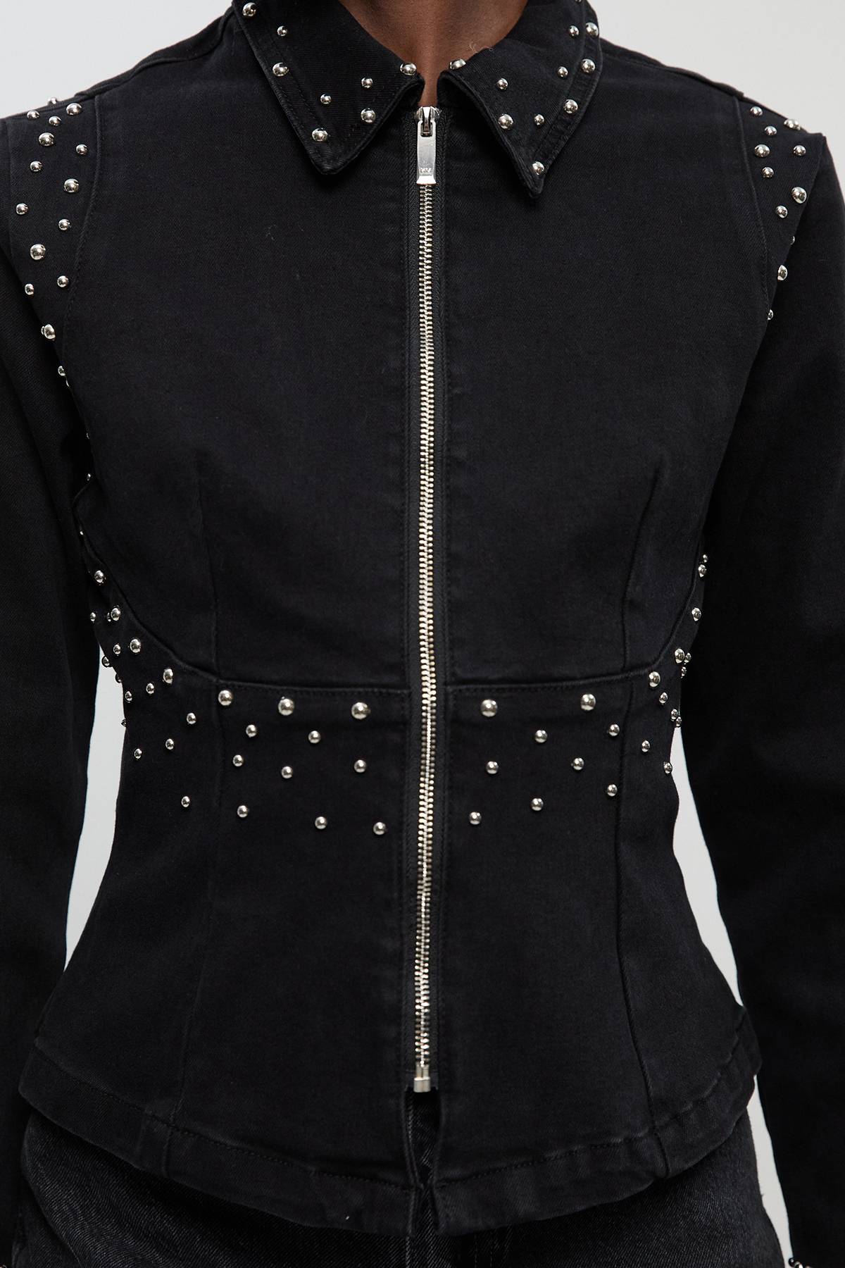 KarenMillen Veste en Jean à Col avec Fermeture Éclair et Clous Décoratifs