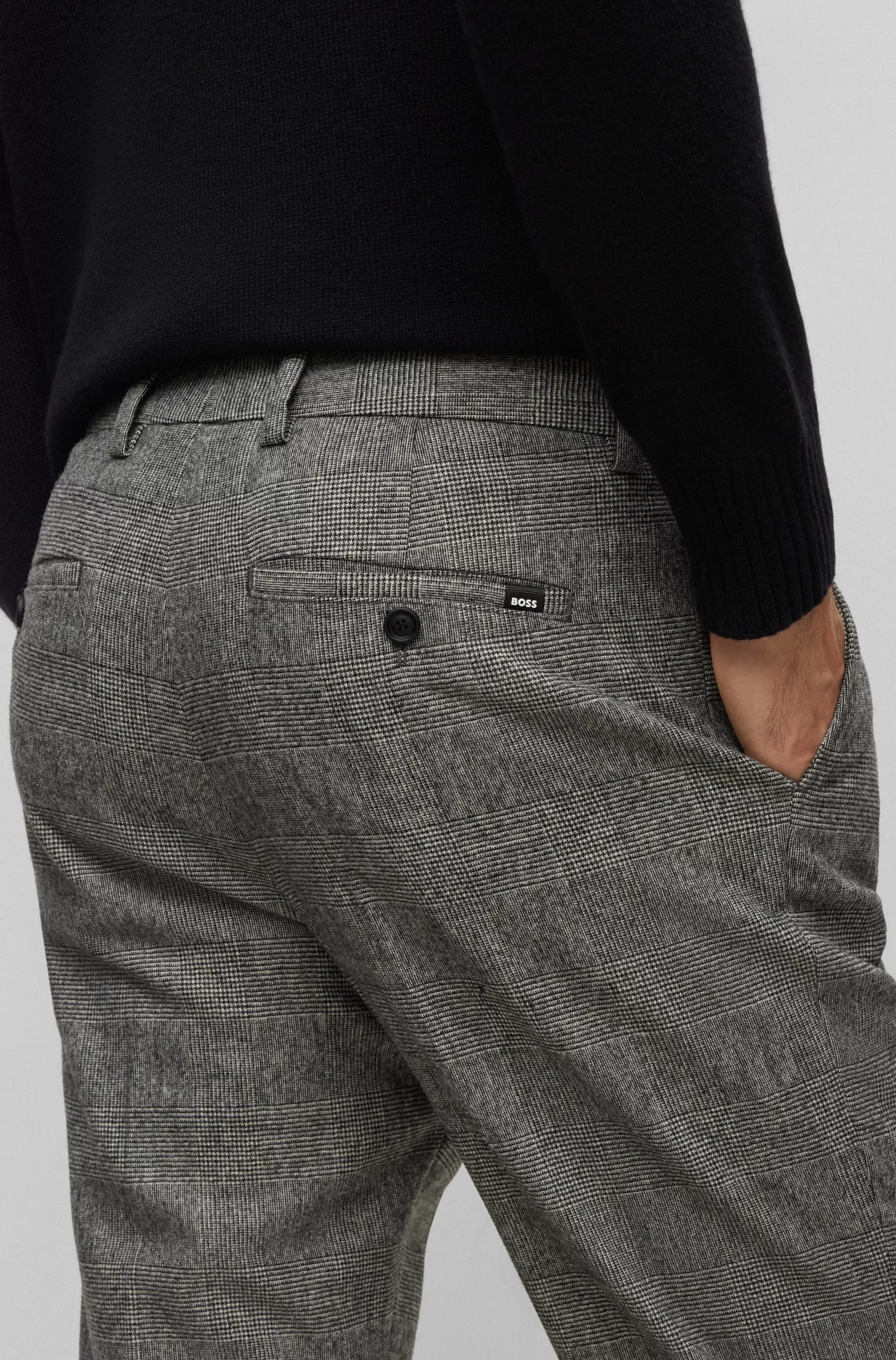 Calça BOSS preta de corte relaxado em tecido elástico xadrez.