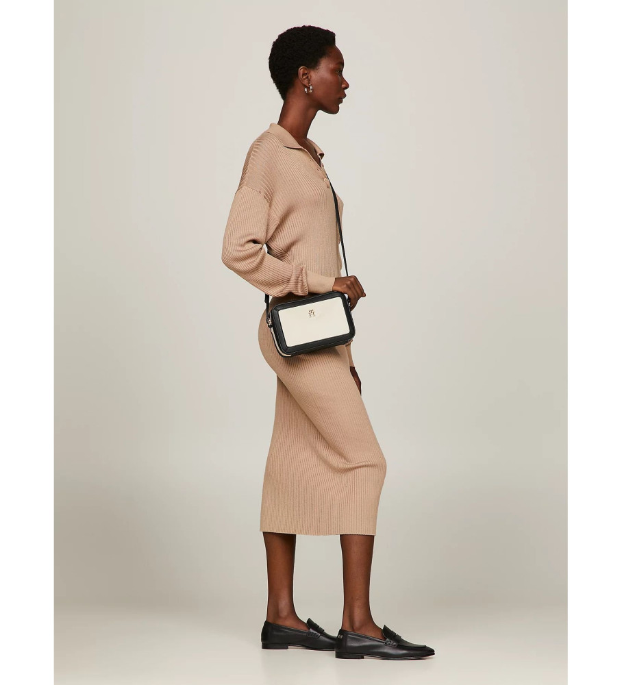 Bolsa de ombro Tommy Hilfiger Essential com acabamentos brancos contrastantes.