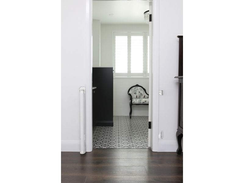 DREAMBABY Türschutzgitter Glide n Hide 60 cm - 140 cm Weiss Einziehbares Türschutzgitter zum Anschrauben