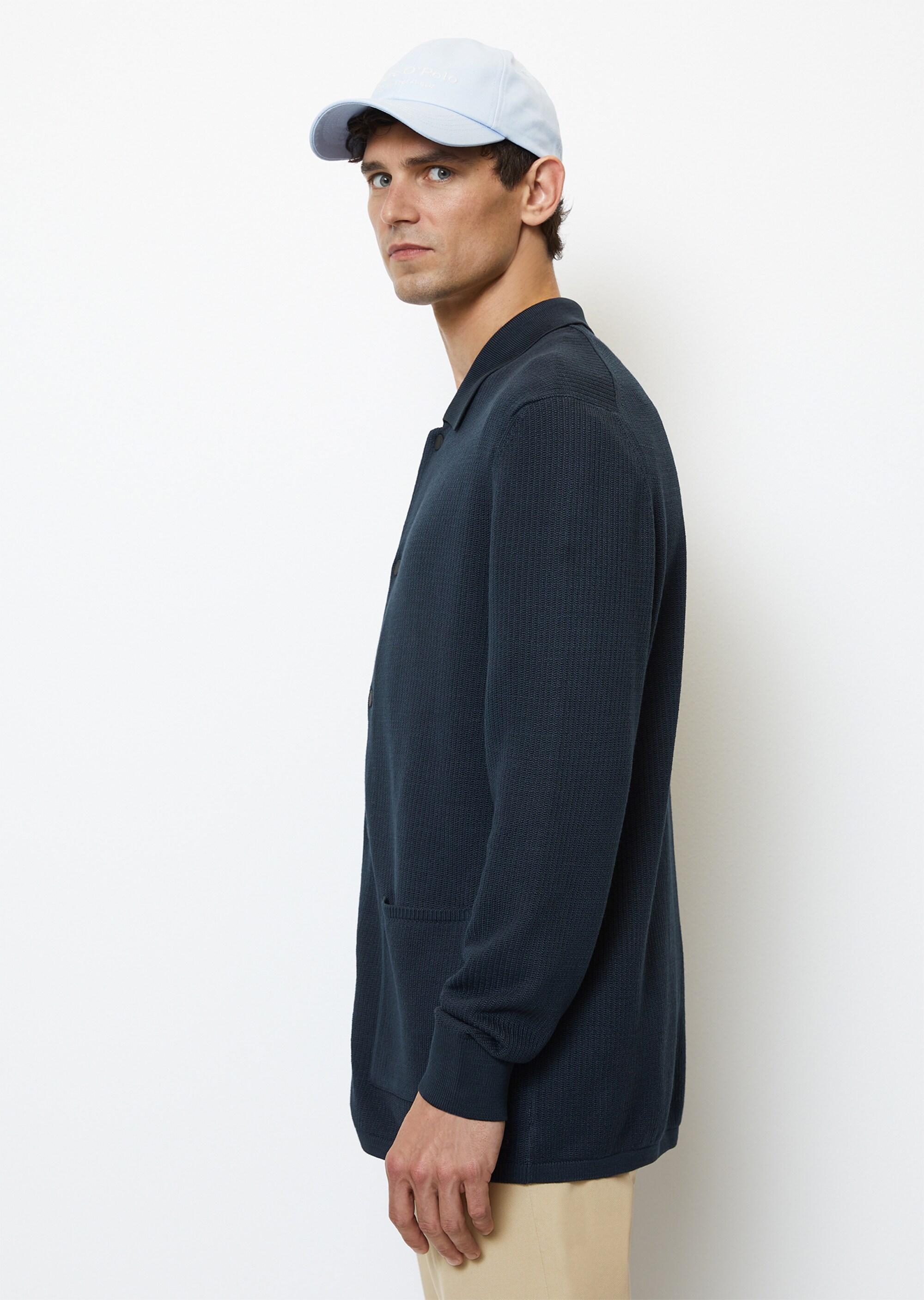 Strickjacke regularund Druckknöpfen