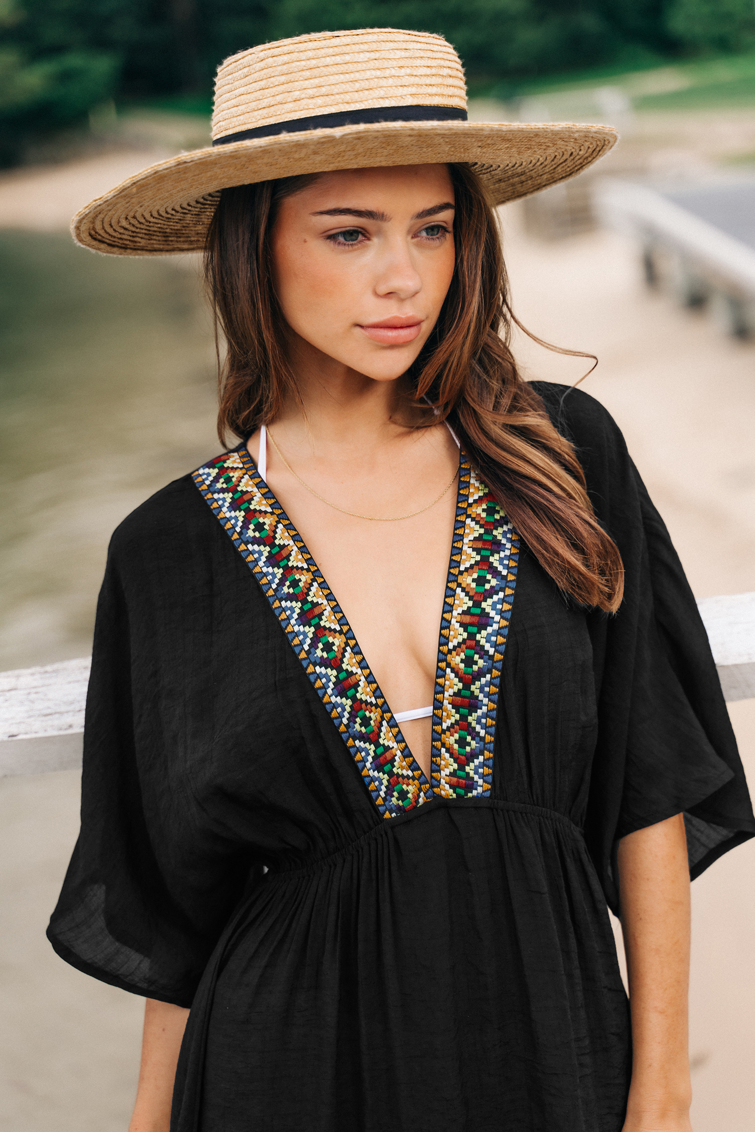 Robe cover up à col en V et broderie