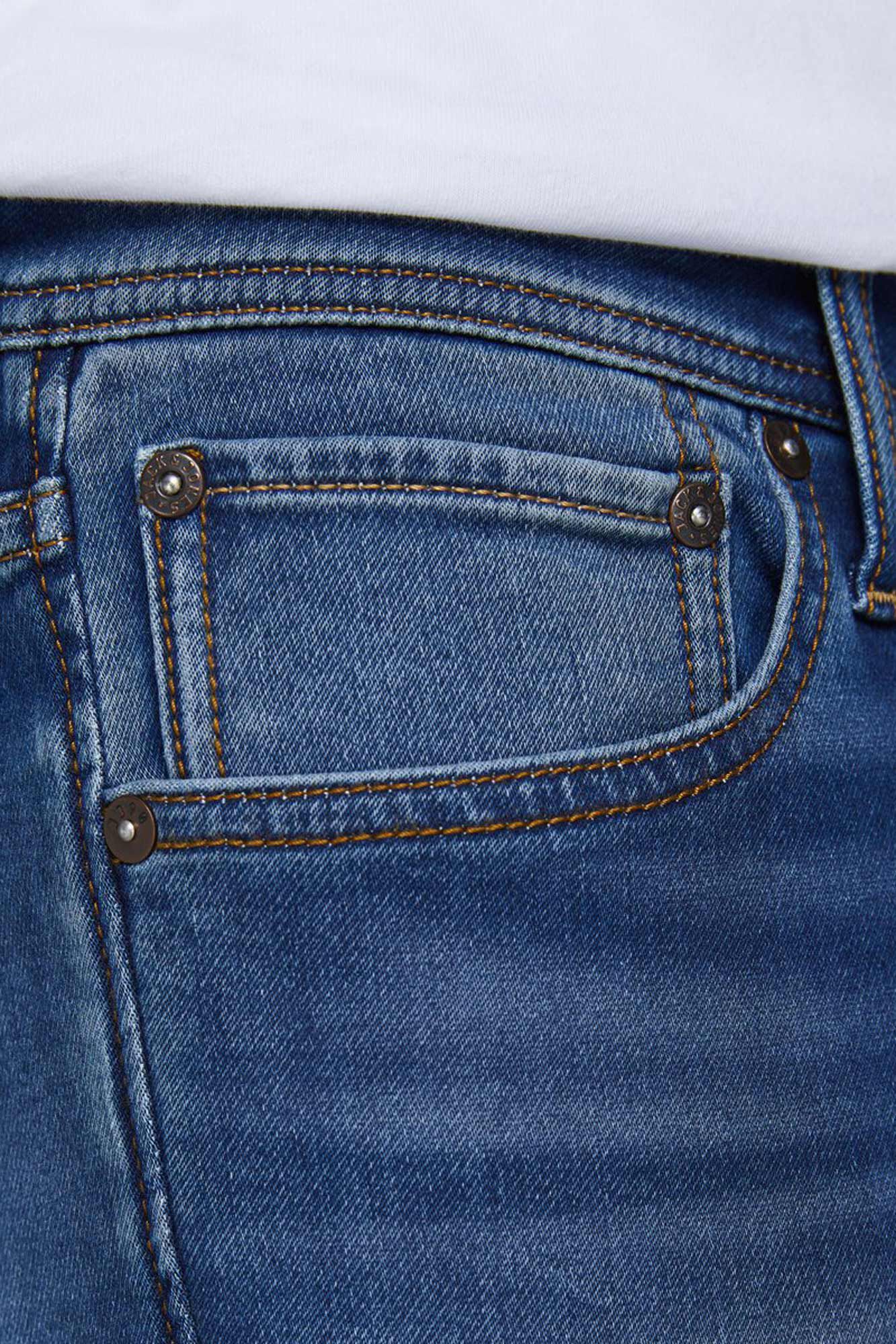 calça jeans slim fit afunilada