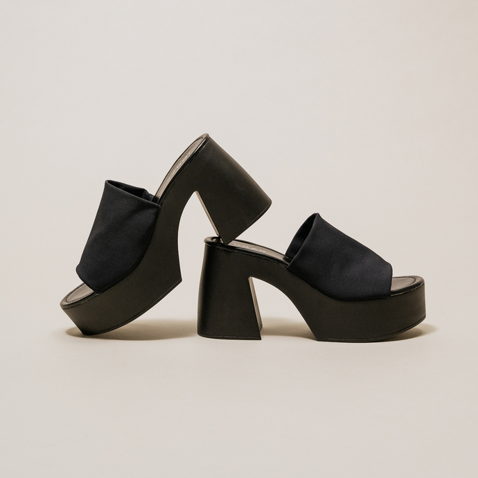 Mules à bouts ouverts et plateformes  en lycra noir