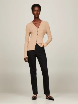 Calça jeans preta de cintura alta e corte reto, estilo cigarrete.