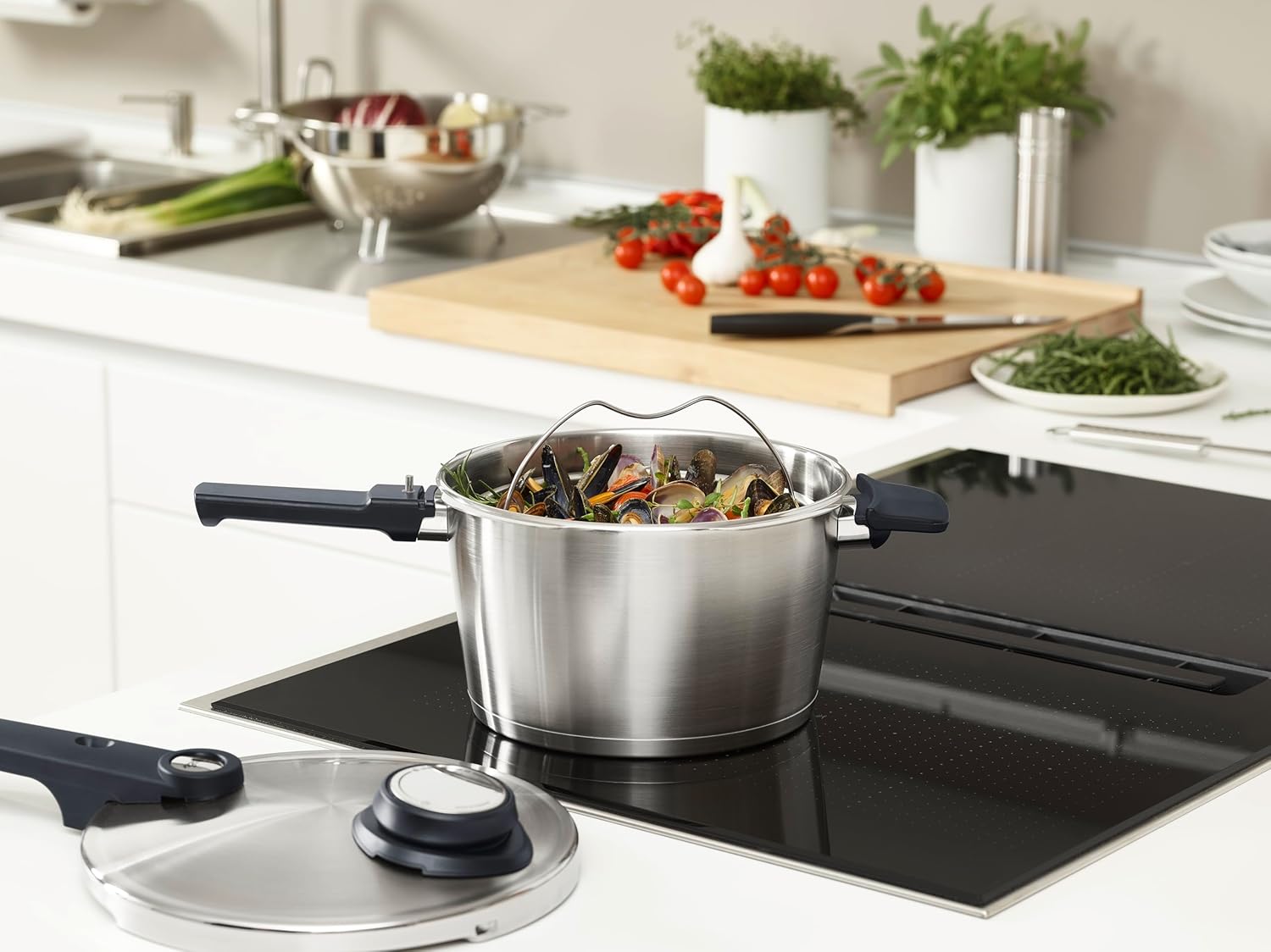 Fissler Vitavit Premium/Schnellkochtopf-Set (6 L, Ø 22 cm) + Gratis Dämpf-Einsatz & Schnellkochtopf-Buch, Edelstahl-Dampfkochtopf,4-Garstufen - Induktion