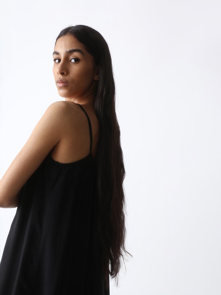 Vestido fluido com alças finas - Preto