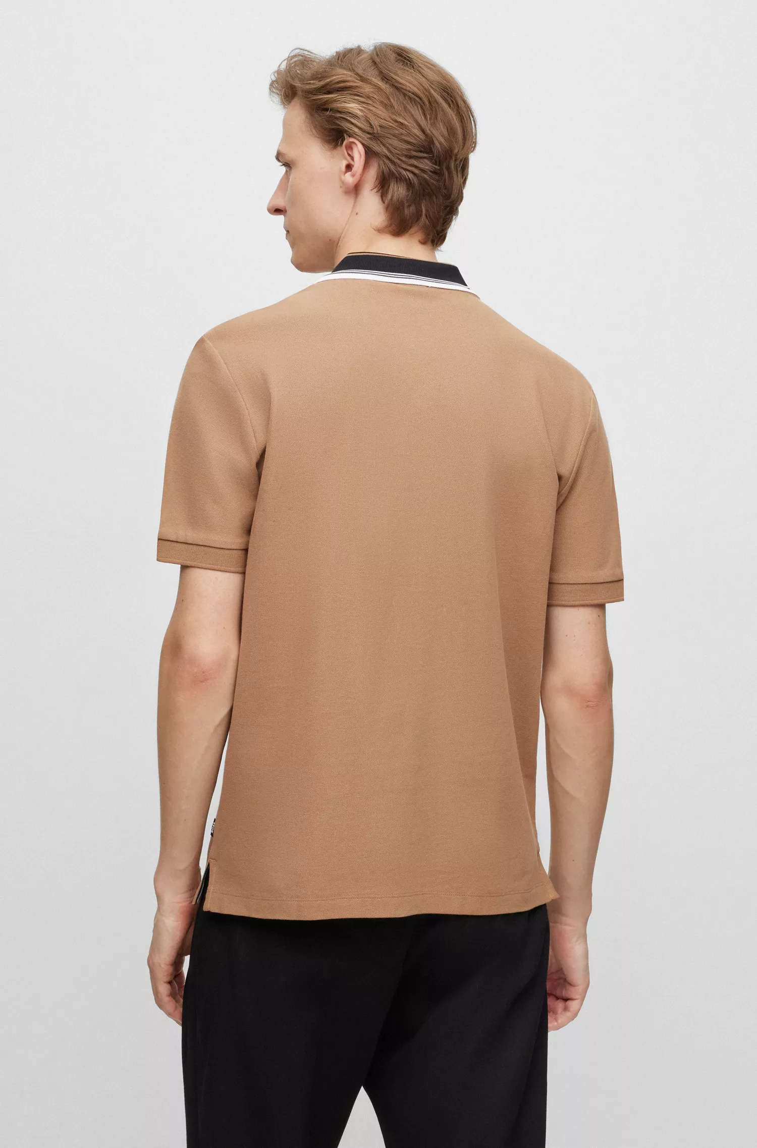Camisa polo BOSS preta em piqué de algodão, corte slim, com gola listrada.