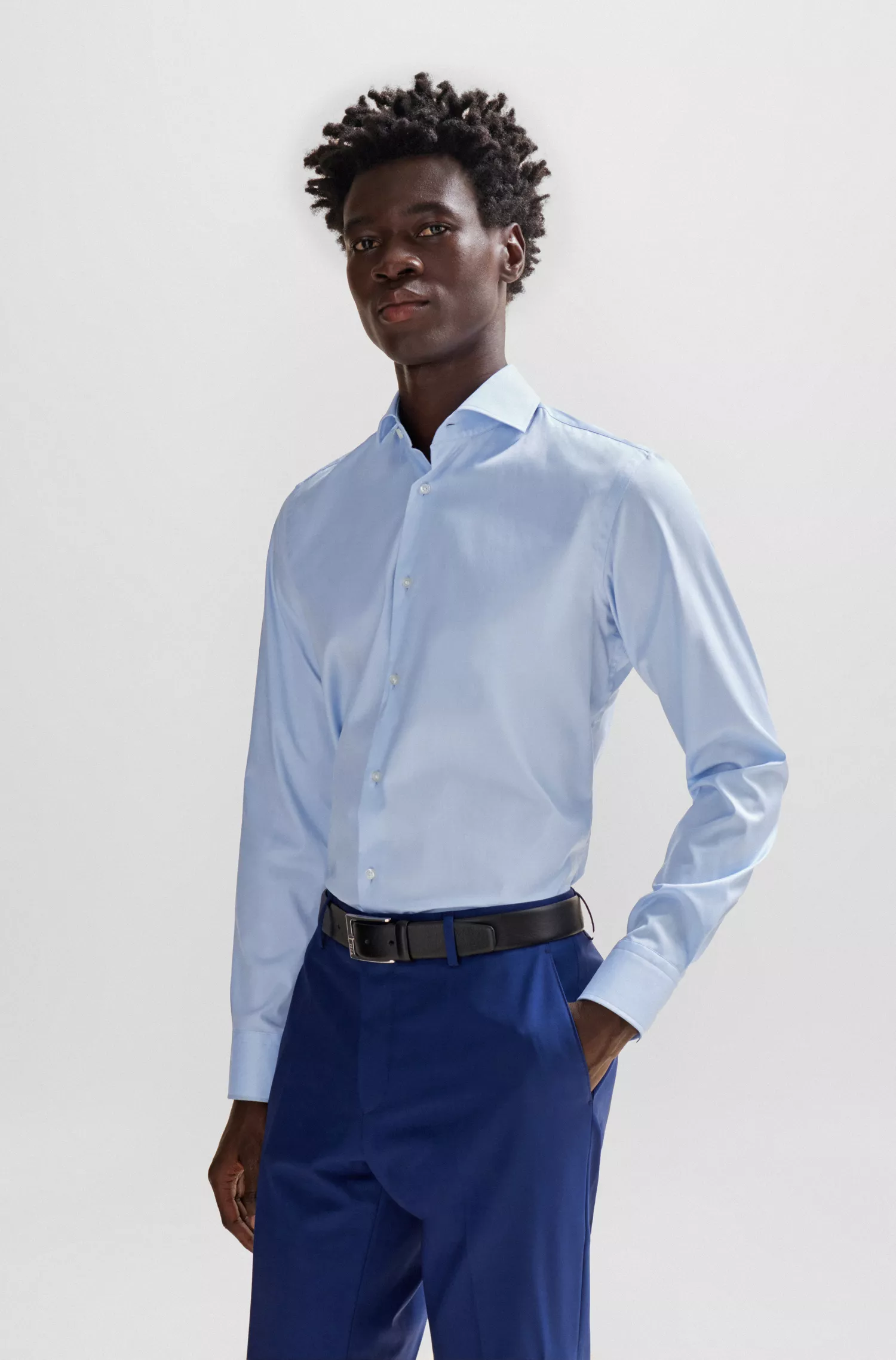 Camisa BOSS preta de corte regular em sarja de algodão com elastano.